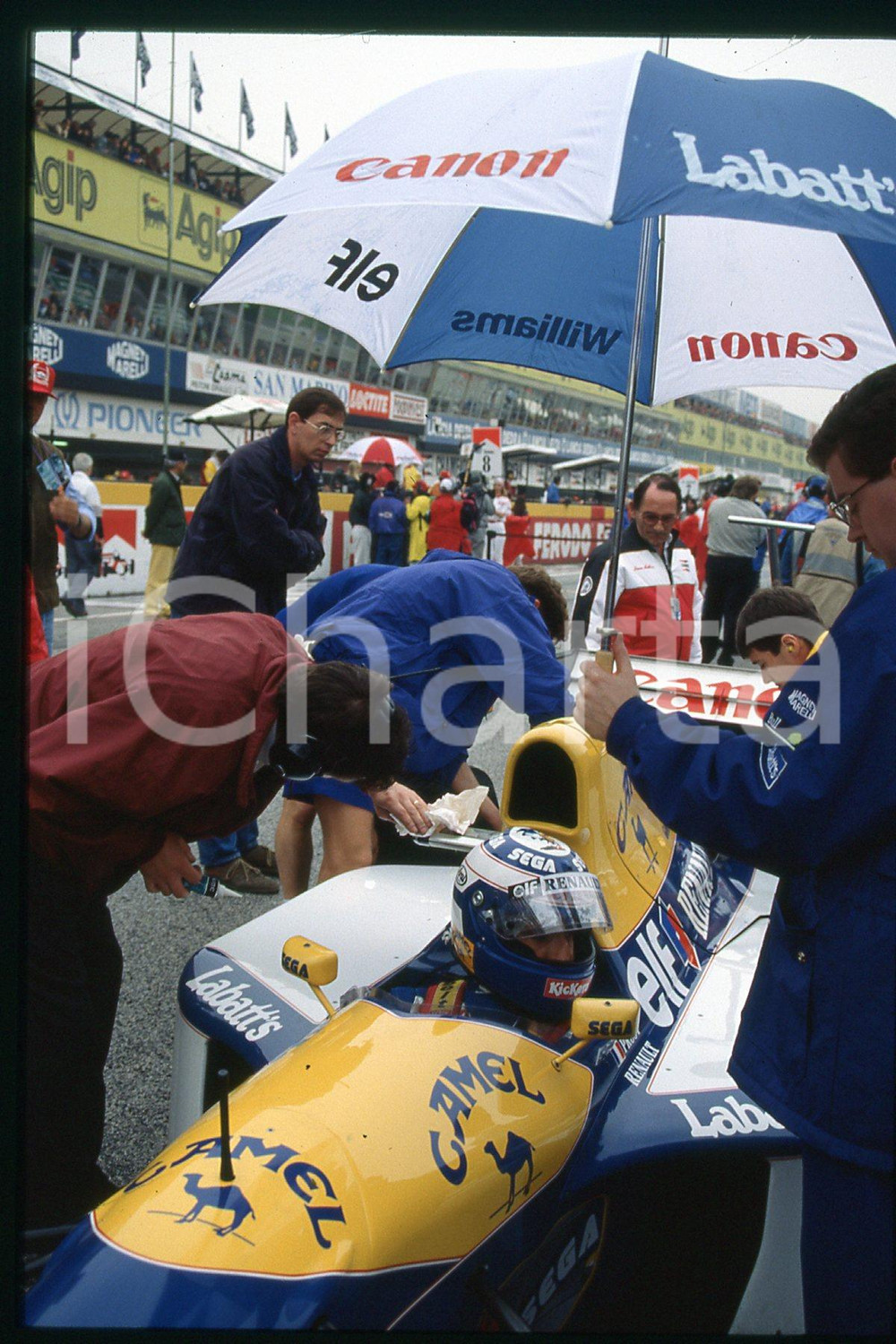 35mm vintage slide* 1990 ca FORMULA1 Michael SCHUMACHER CAMEL BENETTON FORD(100)  Diapositiva d'epoca, in formato 35 mm.CONDIZIONI: GOODE' severamente vietata la riproduzione. Tutti i diritti sono riservati.Nella diapositiva ICharta mette in vendita, sul negozio eBay e in esclusiva sul sito "icharta" il proprio archivio composto da numerose diapositive e negativi fotografici d'epoca, tutti originali e autentici, che attraversano la storia del costume italiano tra gli la fine degli anni Sessanta e Novanta.Si tratta di uno sguardo inedito sull'attualit&agrave;, la politica, la vita quotidiana, il gossip e la cultura, che fotografa il cambiamento della nazione in quest'ultimo scorcio del XX secolo. Un'occasione unica per il mercato del collezionismo, che vede finalmente disponibile un archivio eccezionale per vastit&agrave;, tematiche e condizioni, in un settore (il negativo fotografico e la diapositiva) di assoluta novit&agrave; e dalle interessanti prospettive di investimento.  FAIR/discreto   originale e autentica 1