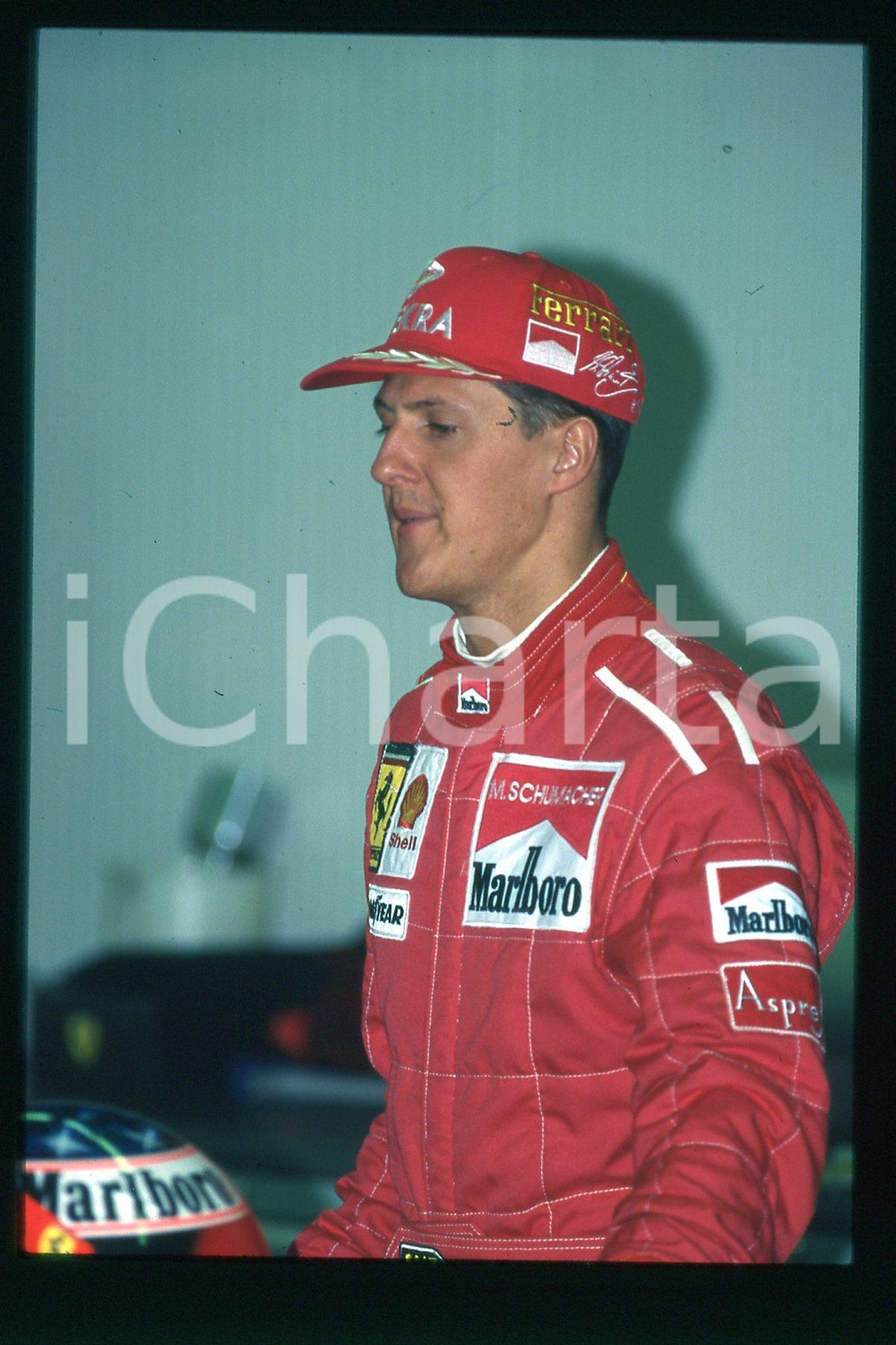 35mm vintage slide* 1990 ca FORMULA 1 Michael SCHUMACHER Pilota FERRARI (105)  Diapositiva d'epoca, in formato 35 mm.CONDIZIONI: GOODE' severamente vietata la riproduzione. Tutti i diritti sono riservati.Nella diapositiva ICharta mette in vendita, sul negozio eBay e in esclusiva sul sito "icharta" il proprio archivio composto da numerose diapositive e negativi fotografici d'epoca, tutti originali e autentici, che attraversano la storia del costume italiano tra gli la fine degli anni Sessanta e Novanta.Si tratta di uno sguardo inedito sull'attualit&agrave;, la politica, la vita quotidiana, il gossip e la cultura, che fotografa il cambiamento della nazione in quest'ultimo scorcio del XX secolo. Un'occasione unica per il mercato del collezionismo, che vede finalmente disponibile un archivio eccezionale per vastit&agrave;, tematiche e condizioni, in un settore (il negativo fotografico e la diapositiva) di assoluta novit&agrave; e dalle interessanti prospettive di investimento.  FAIR/discreto   originale e autentica 1