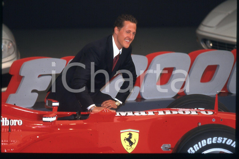35mm vintage slide* 1990 ca FORMULA 1 Michael SCHUMACHER Pilota FERRARI (106)  Diapositiva d'epoca, in formato 35 mm.CONDIZIONI: GOODE' severamente vietata la riproduzione. Tutti i diritti sono riservati.Nella diapositiva ICharta mette in vendita, sul negozio eBay e in esclusiva sul sito "icharta" il proprio archivio composto da numerose diapositive e negativi fotografici d'epoca, tutti originali e autentici, che attraversano la storia del costume italiano tra gli la fine degli anni Sessanta e Novanta.Si tratta di uno sguardo inedito sull'attualit&agrave;, la politica, la vita quotidiana, il gossip e la cultura, che fotografa il cambiamento della nazione in quest'ultimo scorcio del XX secolo. Un'occasione unica per il mercato del collezionismo, che vede finalmente disponibile un archivio eccezionale per vastit&agrave;, tematiche e condizioni, in un settore (il negativo fotografico e la diapositiva) di assoluta novit&agrave; e dalle interessanti prospettive di investimento.  FAIR/discreto   originale e autentica 1