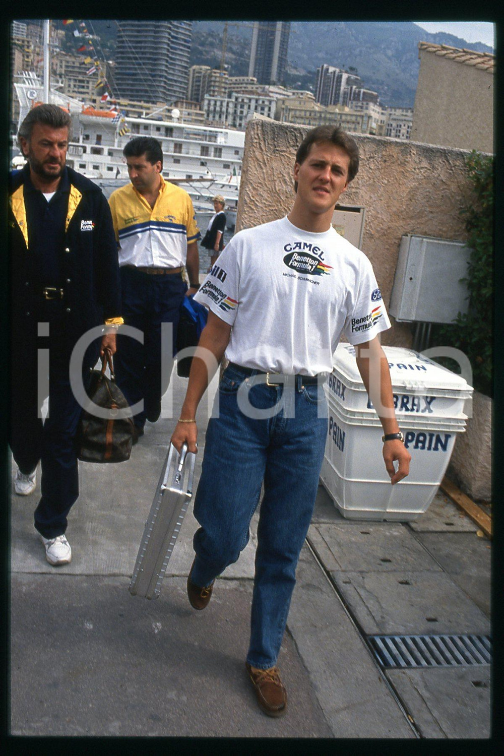 35mm vintage slide* 1990 ca FORMULA1 Michael SCHUMACHER CAMEL BENETTON FORD (85)  Diapositiva d'epoca, in formato 35 mm.CONDIZIONI: GOODE' severamente vietata la riproduzione. Tutti i diritti sono riservati.Nella diapositiva ICharta mette in vendita, sul negozio eBay e in esclusiva sul sito "icharta" il proprio archivio composto da numerose diapositive e negativi fotografici d'epoca, tutti originali e autentici, che attraversano la storia del costume italiano tra gli la fine degli anni Sessanta e Novanta.Si tratta di uno sguardo inedito sull'attualit&agrave;, la politica, la vita quotidiana, il gossip e la cultura, che fotografa il cambiamento della nazione in quest'ultimo scorcio del XX secolo. Un'occasione unica per il mercato del collezionismo, che vede finalmente disponibile un archivio eccezionale per vastit&agrave;, tematiche e condizioni, in un settore (il negativo fotografico e la diapositiva) di assoluta novit&agrave; e dalle interessanti prospettive di investimento.  FAIR/discreto   originale e autentica 1