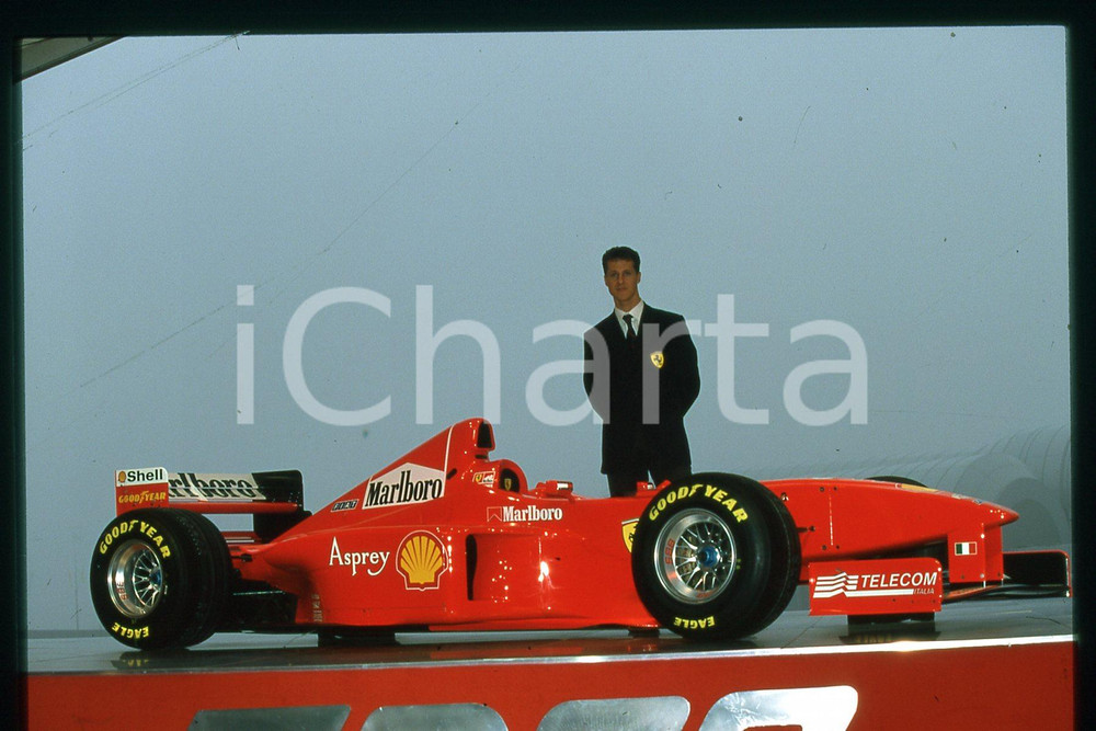 35mm vintage slide* 1990 ca FORMULA 1 Michael SCHUMACHER Pilota FERRARI (88)  Diapositiva d'epoca, in formato 35 mm.CONDIZIONI: GOODE' severamente vietata la riproduzione. Tutti i diritti sono riservati.Nella diapositiva ICharta mette in vendita, sul negozio eBay e in esclusiva sul sito "icharta" il proprio archivio composto da numerose diapositive e negativi fotografici d'epoca, tutti originali e autentici, che attraversano la storia del costume italiano tra gli la fine degli anni Sessanta e Novanta.Si tratta di uno sguardo inedito sull'attualit&agrave;, la politica, la vita quotidiana, il gossip e la cultura, che fotografa il cambiamento della nazione in quest'ultimo scorcio del XX secolo. Un'occasione unica per il mercato del collezionismo, che vede finalmente disponibile un archivio eccezionale per vastit&agrave;, tematiche e condizioni, in un settore (il negativo fotografico e la diapositiva) di assoluta novit&agrave; e dalle interessanti prospettive di investimento.  FAIR/discreto   originale e autentica 1