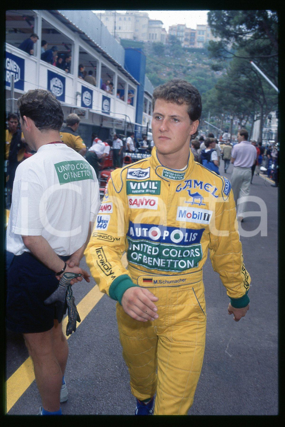 35mm vintage slide* 1990 ca FORMULA1 Michael SCHUMACHER CAMEL BENETTON FORD (89)  Diapositiva d'epoca, in formato 35 mm.CONDIZIONI: GOODE' severamente vietata la riproduzione. Tutti i diritti sono riservati.Nella diapositiva ICharta mette in vendita, sul negozio eBay e in esclusiva sul sito "icharta" il proprio archivio composto da numerose diapositive e negativi fotografici d'epoca, tutti originali e autentici, che attraversano la storia del costume italiano tra gli la fine degli anni Sessanta e Novanta.Si tratta di uno sguardo inedito sull'attualit&agrave;, la politica, la vita quotidiana, il gossip e la cultura, che fotografa il cambiamento della nazione in quest'ultimo scorcio del XX secolo. Un'occasione unica per il mercato del collezionismo, che vede finalmente disponibile un archivio eccezionale per vastit&agrave;, tematiche e condizioni, in un settore (il negativo fotografico e la diapositiva) di assoluta novit&agrave; e dalle interessanti prospettive di investimento.  FAIR/discreto   originale e autentica 1