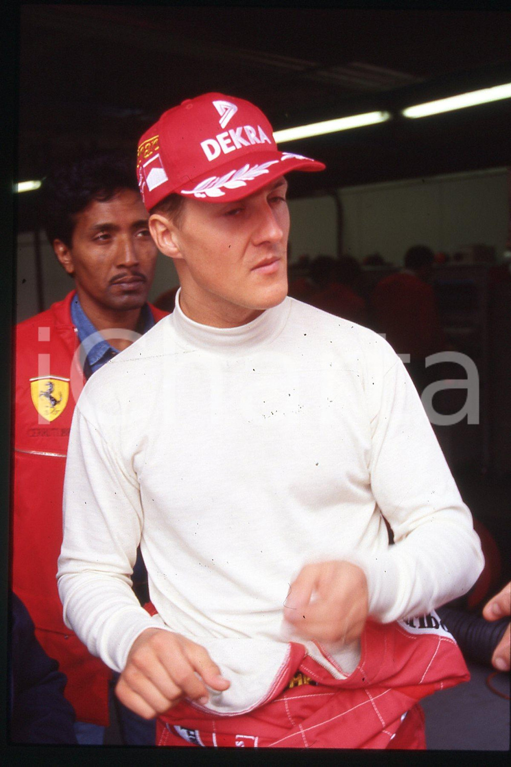 35mm vintage slide* 1990 ca FORMULA 1 Michael SCHUMACHER Pilota FERRARI (110)  Diapositiva d'epoca, in formato 35 mm.CONDIZIONI: GOODE' severamente vietata la riproduzione. Tutti i diritti sono riservati.Nella diapositiva ICharta mette in vendita, sul negozio eBay e in esclusiva sul sito "icharta" il proprio archivio composto da numerose diapositive e negativi fotografici d'epoca, tutti originali e autentici, che attraversano la storia del costume italiano tra gli la fine degli anni Sessanta e Novanta.Si tratta di uno sguardo inedito sull'attualit&agrave;, la politica, la vita quotidiana, il gossip e la cultura, che fotografa il cambiamento della nazione in quest'ultimo scorcio del XX secolo. Un'occasione unica per il mercato del collezionismo, che vede finalmente disponibile un archivio eccezionale per vastit&agrave;, tematiche e condizioni, in un settore (il negativo fotografico e la diapositiva) di assoluta novit&agrave; e dalle interessanti prospettive di investimento.  FAIR/discreto   originale e autentica 1