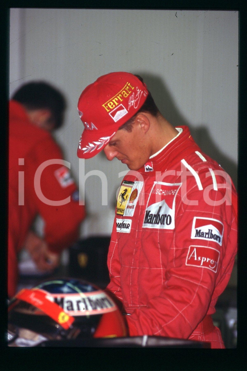 35mm vintage slide* 1990 ca FORMULA 1 Michael SCHUMACHER Pilota FERRARI (120)  Diapositiva d'epoca, in formato 35 mm.CONDIZIONI: GOODE' severamente vietata la riproduzione. Tutti i diritti sono riservati.Nella diapositiva ICharta mette in vendita, sul negozio eBay e in esclusiva sul sito "icharta" il proprio archivio composto da numerose diapositive e negativi fotografici d'epoca, tutti originali e autentici, che attraversano la storia del costume italiano tra gli la fine degli anni Sessanta e Novanta.Si tratta di uno sguardo inedito sull'attualit&agrave;, la politica, la vita quotidiana, il gossip e la cultura, che fotografa il cambiamento della nazione in quest'ultimo scorcio del XX secolo. Un'occasione unica per il mercato del collezionismo, che vede finalmente disponibile un archivio eccezionale per vastit&agrave;, tematiche e condizioni, in un settore (il negativo fotografico e la diapositiva) di assoluta novit&agrave; e dalle interessanti prospettive di investimento.  FAIR/discreto   originale e autentica 1
