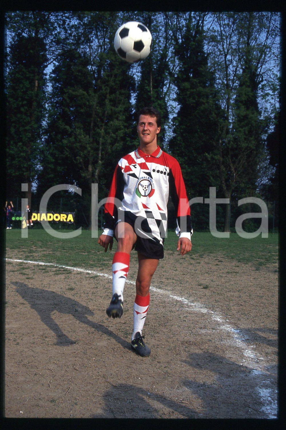 35mm vintage slide* 1990ca FORMULA1 Michael SCHUMACHER playing in a soccer (121)  Diapositiva d'epoca, in formato 35 mm.CONDIZIONI: GOODE' severamente vietata la riproduzione. Tutti i diritti sono riservati.Nella diapositiva ICharta mette in vendita, sul negozio eBay e in esclusiva sul sito "icharta" il proprio archivio composto da numerose diapositive e negativi fotografici d'epoca, tutti originali e autentici, che attraversano la storia del costume italiano tra gli la fine degli anni Sessanta e Novanta.Si tratta di uno sguardo inedito sull'attualit&agrave;, la politica, la vita quotidiana, il gossip e la cultura, che fotografa il cambiamento della nazione in quest'ultimo scorcio del XX secolo. Un'occasione unica per il mercato del collezionismo, che vede finalmente disponibile un archivio eccezionale per vastit&agrave;, tematiche e condizioni, in un settore (il negativo fotografico e la diapositiva) di assoluta novit&agrave; e dalle interessanti prospettive di investimento.  FAIR/discreto   originale e autentica 1