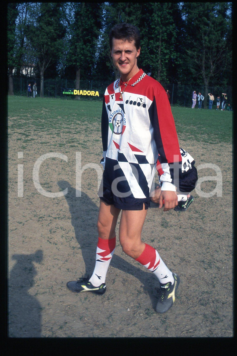 35mm vintage slide* 1990ca FORMULA1 Michael SCHUMACHER playing in a soccer (123)  Diapositiva d'epoca, in formato 35 mm.CONDIZIONI: GOODE' severamente vietata la riproduzione. Tutti i diritti sono riservati.Nella diapositiva ICharta mette in vendita, sul negozio eBay e in esclusiva sul sito "icharta" il proprio archivio composto da numerose diapositive e negativi fotografici d'epoca, tutti originali e autentici, che attraversano la storia del costume italiano tra gli la fine degli anni Sessanta e Novanta.Si tratta di uno sguardo inedito sull'attualit&agrave;, la politica, la vita quotidiana, il gossip e la cultura, che fotografa il cambiamento della nazione in quest'ultimo scorcio del XX secolo. Un'occasione unica per il mercato del collezionismo, che vede finalmente disponibile un archivio eccezionale per vastit&agrave;, tematiche e condizioni, in un settore (il negativo fotografico e la diapositiva) di assoluta novit&agrave; e dalle interessanti prospettive di investimento.  FAIR/discreto   originale e autentica 1