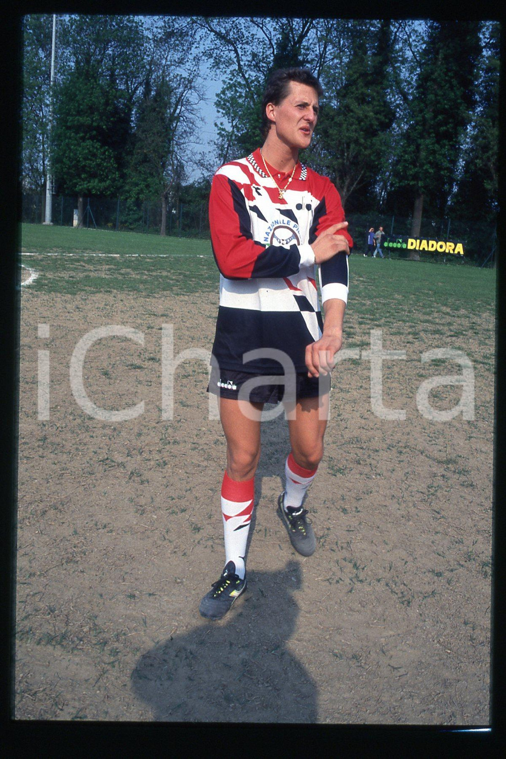 35mm vintage slide* 1990ca FORMULA1 Michael SCHUMACHER playing in a soccer (124)  Diapositiva d'epoca, in formato 35 mm.CONDIZIONI: GOODE' severamente vietata la riproduzione. Tutti i diritti sono riservati.Nella diapositiva ICharta mette in vendita, sul negozio eBay e in esclusiva sul sito "icharta" il proprio archivio composto da numerose diapositive e negativi fotografici d'epoca, tutti originali e autentici, che attraversano la storia del costume italiano tra gli la fine degli anni Sessanta e Novanta.Si tratta di uno sguardo inedito sull'attualit&agrave;, la politica, la vita quotidiana, il gossip e la cultura, che fotografa il cambiamento della nazione in quest'ultimo scorcio del XX secolo. Un'occasione unica per il mercato del collezionismo, che vede finalmente disponibile un archivio eccezionale per vastit&agrave;, tematiche e condizioni, in un settore (il negativo fotografico e la diapositiva) di assoluta novit&agrave; e dalle interessanti prospettive di investimento.  FAIR/discreto   originale e autentica 1