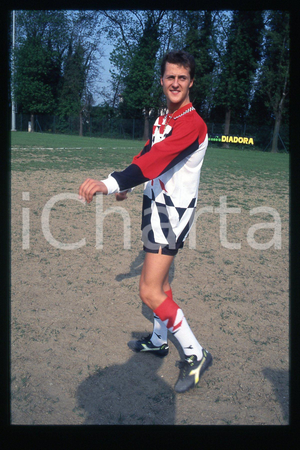 35mm vintage slide* 1990ca FORMULA1 Michael SCHUMACHER playing in a soccer (125)  Diapositiva d'epoca, in formato 35 mm.CONDIZIONI: GOODE' severamente vietata la riproduzione. Tutti i diritti sono riservati.Nella diapositiva ICharta mette in vendita, sul negozio eBay e in esclusiva sul sito "icharta" il proprio archivio composto da numerose diapositive e negativi fotografici d'epoca, tutti originali e autentici, che attraversano la storia del costume italiano tra gli la fine degli anni Sessanta e Novanta.Si tratta di uno sguardo inedito sull'attualit&agrave;, la politica, la vita quotidiana, il gossip e la cultura, che fotografa il cambiamento della nazione in quest'ultimo scorcio del XX secolo. Un'occasione unica per il mercato del collezionismo, che vede finalmente disponibile un archivio eccezionale per vastit&agrave;, tematiche e condizioni, in un settore (il negativo fotografico e la diapositiva) di assoluta novit&agrave; e dalle interessanti prospettive di investimento.  FAIR/discreto   originale e autentica 1