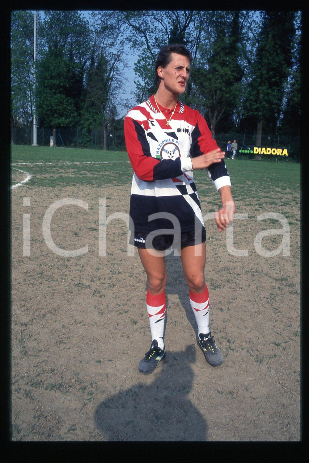 35mm vintage slide* 1990ca FORMULA1 Michael SCHUMACHER playing in a soccer (126)  Diapositiva d'epoca, in formato 35 mm.CONDIZIONI: GOODE' severamente vietata la riproduzione. Tutti i diritti sono riservati.Nella diapositiva ICharta mette in vendita, sul negozio eBay e in esclusiva sul sito "icharta" il proprio archivio composto da numerose diapositive e negativi fotografici d'epoca, tutti originali e autentici, che attraversano la storia del costume italiano tra gli la fine degli anni Sessanta e Novanta.Si tratta di uno sguardo inedito sull'attualit&agrave;, la politica, la vita quotidiana, il gossip e la cultura, che fotografa il cambiamento della nazione in quest'ultimo scorcio del XX secolo. Un'occasione unica per il mercato del collezionismo, che vede finalmente disponibile un archivio eccezionale per vastit&agrave;, tematiche e condizioni, in un settore (il negativo fotografico e la diapositiva) di assoluta novit&agrave; e dalle interessanti prospettive di investimento.  FAIR/discreto   originale e autentica 1