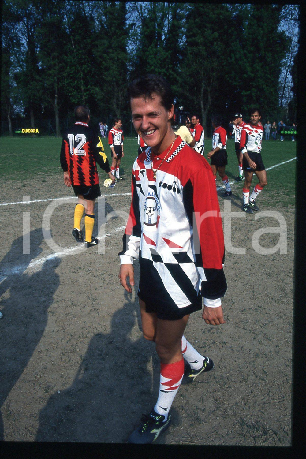 35mm vintage slide* 1990ca FORMULA1 Michael SCHUMACHER playing in a soccer (127)  Diapositiva d'epoca, in formato 35 mm.CONDIZIONI: GOODE' severamente vietata la riproduzione. Tutti i diritti sono riservati.Nella diapositiva ICharta mette in vendita, sul negozio eBay e in esclusiva sul sito "icharta" il proprio archivio composto da numerose diapositive e negativi fotografici d'epoca, tutti originali e autentici, che attraversano la storia del costume italiano tra gli la fine degli anni Sessanta e Novanta.Si tratta di uno sguardo inedito sull'attualit&agrave;, la politica, la vita quotidiana, il gossip e la cultura, che fotografa il cambiamento della nazione in quest'ultimo scorcio del XX secolo. Un'occasione unica per il mercato del collezionismo, che vede finalmente disponibile un archivio eccezionale per vastit&agrave;, tematiche e condizioni, in un settore (il negativo fotografico e la diapositiva) di assoluta novit&agrave; e dalle interessanti prospettive di investimento.  FAIR/discreto   originale e autentica 1