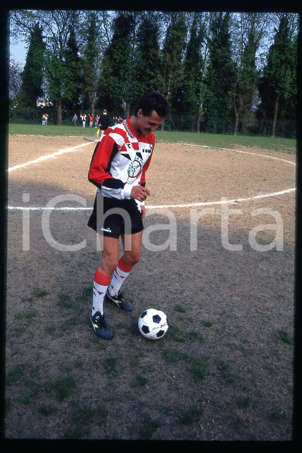 35mm vintage slide* 1990ca FORMULA1 Michael SCHUMACHER playing in a soccer (128)  Diapositiva d'epoca, in formato 35 mm.CONDIZIONI: GOODE' severamente vietata la riproduzione. Tutti i diritti sono riservati.Nella diapositiva ICharta mette in vendita, sul negozio eBay e in esclusiva sul sito "icharta" il proprio archivio composto da numerose diapositive e negativi fotografici d'epoca, tutti originali e autentici, che attraversano la storia del costume italiano tra gli la fine degli anni Sessanta e Novanta.Si tratta di uno sguardo inedito sull'attualit&agrave;, la politica, la vita quotidiana, il gossip e la cultura, che fotografa il cambiamento della nazione in quest'ultimo scorcio del XX secolo. Un'occasione unica per il mercato del collezionismo, che vede finalmente disponibile un archivio eccezionale per vastit&agrave;, tematiche e condizioni, in un settore (il negativo fotografico e la diapositiva) di assoluta novit&agrave; e dalle interessanti prospettive di investimento.  FAIR/discreto   originale e autentica 1