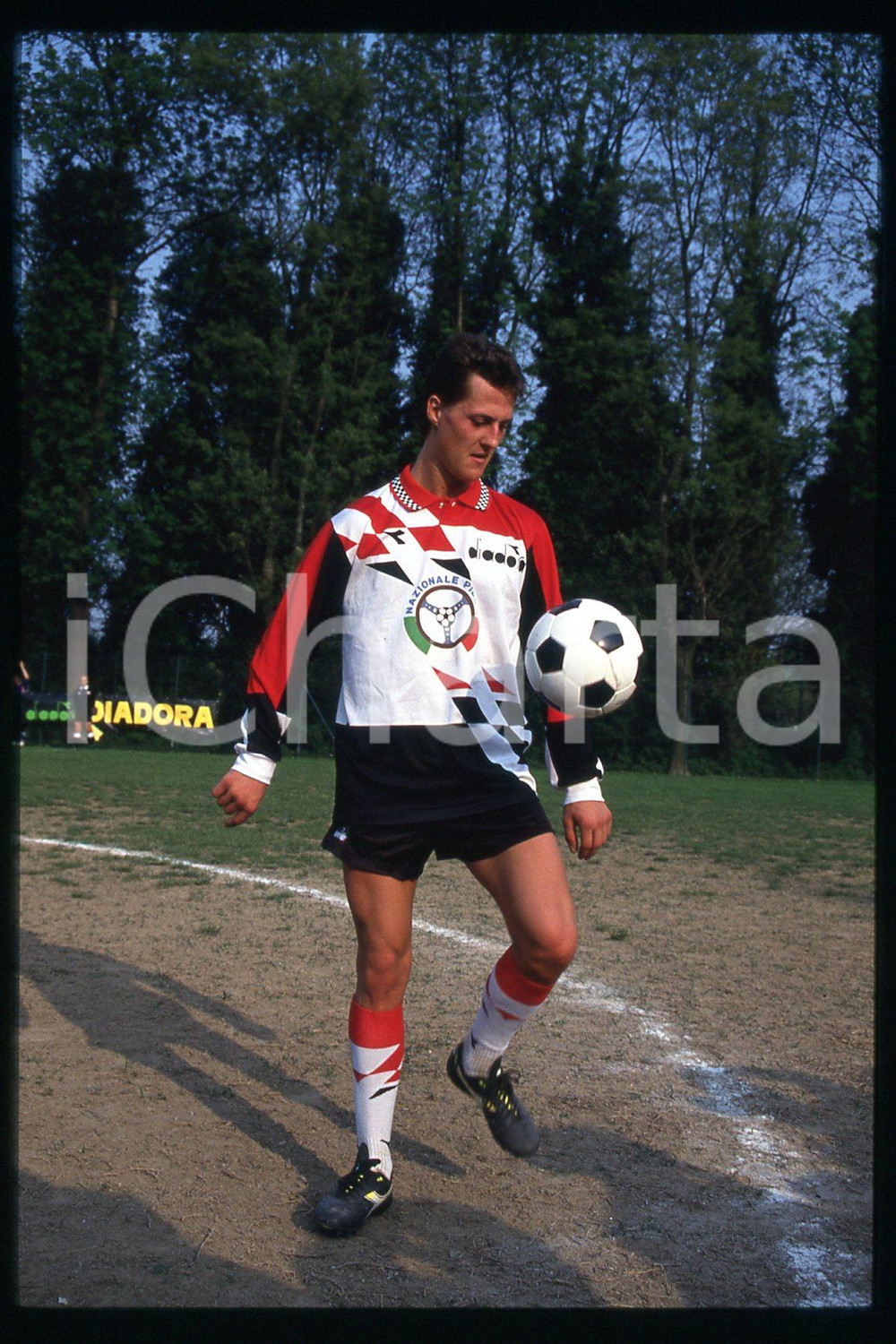 35mm vintage slide* 1990ca FORMULA1 Michael SCHUMACHER playing in a soccer (129)  Diapositiva d'epoca, in formato 35 mm.CONDIZIONI: GOODE' severamente vietata la riproduzione. Tutti i diritti sono riservati.Nella diapositiva ICharta mette in vendita, sul negozio eBay e in esclusiva sul sito "icharta" il proprio archivio composto da numerose diapositive e negativi fotografici d'epoca, tutti originali e autentici, che attraversano la storia del costume italiano tra gli la fine degli anni Sessanta e Novanta.Si tratta di uno sguardo inedito sull'attualit&agrave;, la politica, la vita quotidiana, il gossip e la cultura, che fotografa il cambiamento della nazione in quest'ultimo scorcio del XX secolo. Un'occasione unica per il mercato del collezionismo, che vede finalmente disponibile un archivio eccezionale per vastit&agrave;, tematiche e condizioni, in un settore (il negativo fotografico e la diapositiva) di assoluta novit&agrave; e dalle interessanti prospettive di investimento.  FAIR/discreto   originale e autentica 1