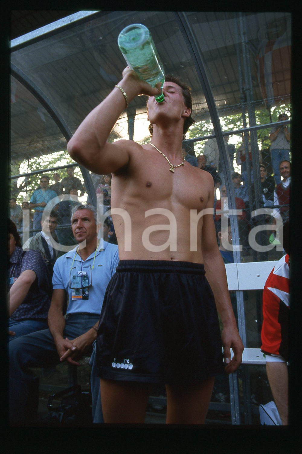 35mm vintage slide* 1990 ca FORMULA 1 driver Michael SCHUMACHER (133)  Diapositiva d'epoca, in formato 35 mm.CONDIZIONI: GOODE' severamente vietata la riproduzione. Tutti i diritti sono riservati.Nella diapositiva ICharta mette in vendita, sul negozio eBay e in esclusiva sul sito "icharta" il proprio archivio composto da numerose diapositive e negativi fotografici d'epoca, tutti originali e autentici, che attraversano la storia del costume italiano tra gli la fine degli anni Sessanta e Novanta.Si tratta di uno sguardo inedito sull'attualit&agrave;, la politica, la vita quotidiana, il gossip e la cultura, che fotografa il cambiamento della nazione in quest'ultimo scorcio del XX secolo. Un'occasione unica per il mercato del collezionismo, che vede finalmente disponibile un archivio eccezionale per vastit&agrave;, tematiche e condizioni, in un settore (il negativo fotografico e la diapositiva) di assoluta novit&agrave; e dalle interessanti prospettive di investimento.  FAIR/discreto   originale e autentica 1