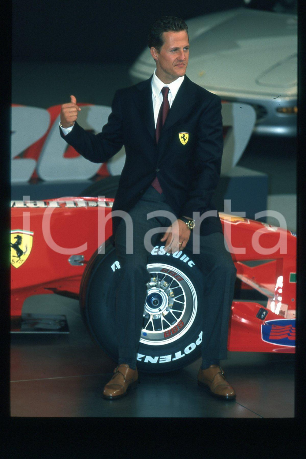 35mm vintage slide* 1990 ca FORMULA 1 Michael SCHUMACHER Pilota FERRARI (134)  Diapositiva d'epoca, in formato 35 mm.CONDIZIONI: GOODE' severamente vietata la riproduzione. Tutti i diritti sono riservati.Nella diapositiva ICharta mette in vendita, sul negozio eBay e in esclusiva sul sito "icharta" il proprio archivio composto da numerose diapositive e negativi fotografici d'epoca, tutti originali e autentici, che attraversano la storia del costume italiano tra gli la fine degli anni Sessanta e Novanta.Si tratta di uno sguardo inedito sull'attualit&agrave;, la politica, la vita quotidiana, il gossip e la cultura, che fotografa il cambiamento della nazione in quest'ultimo scorcio del XX secolo. Un'occasione unica per il mercato del collezionismo, che vede finalmente disponibile un archivio eccezionale per vastit&agrave;, tematiche e condizioni, in un settore (il negativo fotografico e la diapositiva) di assoluta novit&agrave; e dalle interessanti prospettive di investimento.  FAIR/discreto   originale e autentica 1