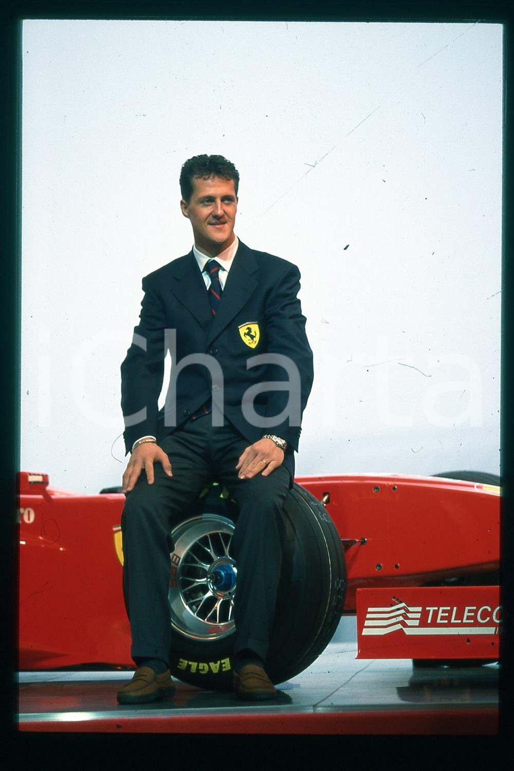 35mm vintage slide* 1990 ca FORMULA 1 Michael SCHUMACHER Pilota FERRARI (135)  Diapositiva d'epoca, in formato 35 mm.CONDIZIONI: GOODE' severamente vietata la riproduzione. Tutti i diritti sono riservati.Nella diapositiva ICharta mette in vendita, sul negozio eBay e in esclusiva sul sito "icharta" il proprio archivio composto da numerose diapositive e negativi fotografici d'epoca, tutti originali e autentici, che attraversano la storia del costume italiano tra gli la fine degli anni Sessanta e Novanta.Si tratta di uno sguardo inedito sull'attualit&agrave;, la politica, la vita quotidiana, il gossip e la cultura, che fotografa il cambiamento della nazione in quest'ultimo scorcio del XX secolo. Un'occasione unica per il mercato del collezionismo, che vede finalmente disponibile un archivio eccezionale per vastit&agrave;, tematiche e condizioni, in un settore (il negativo fotografico e la diapositiva) di assoluta novit&agrave; e dalle interessanti prospettive di investimento.  FAIR/discreto   originale e autentica 1