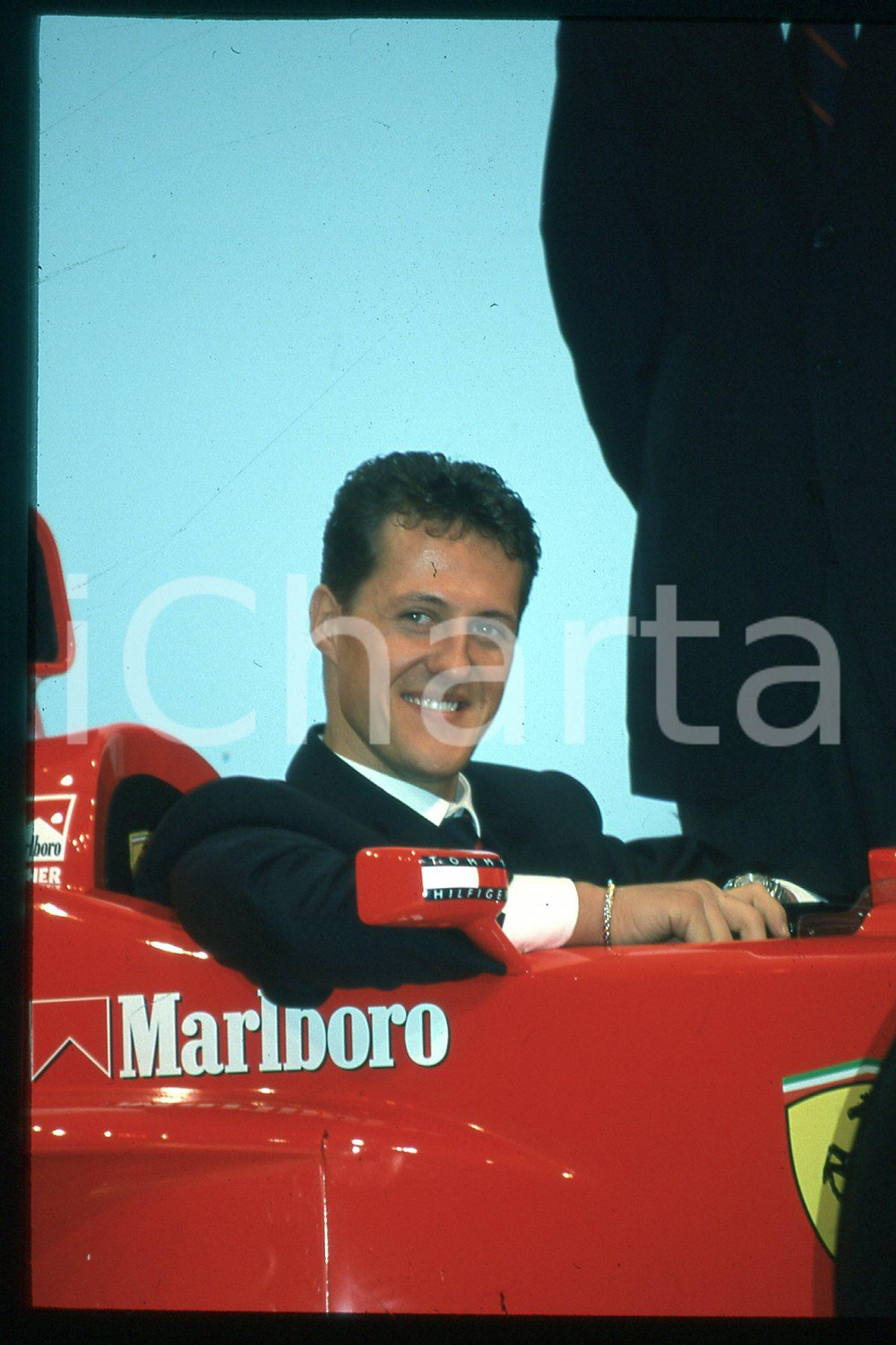 35mm vintage slide* 1990 ca FORMULA 1 Michael SCHUMACHER Pilota FERRARI (136)  Diapositiva d'epoca, in formato 35 mm.CONDIZIONI: GOODE' severamente vietata la riproduzione. Tutti i diritti sono riservati.Nella diapositiva ICharta mette in vendita, sul negozio eBay e in esclusiva sul sito "icharta" il proprio archivio composto da numerose diapositive e negativi fotografici d'epoca, tutti originali e autentici, che attraversano la storia del costume italiano tra gli la fine degli anni Sessanta e Novanta.Si tratta di uno sguardo inedito sull'attualit&agrave;, la politica, la vita quotidiana, il gossip e la cultura, che fotografa il cambiamento della nazione in quest'ultimo scorcio del XX secolo. Un'occasione unica per il mercato del collezionismo, che vede finalmente disponibile un archivio eccezionale per vastit&agrave;, tematiche e condizioni, in un settore (il negativo fotografico e la diapositiva) di assoluta novit&agrave; e dalle interessanti prospettive di investimento.  FAIR/discreto   originale e autentica 1