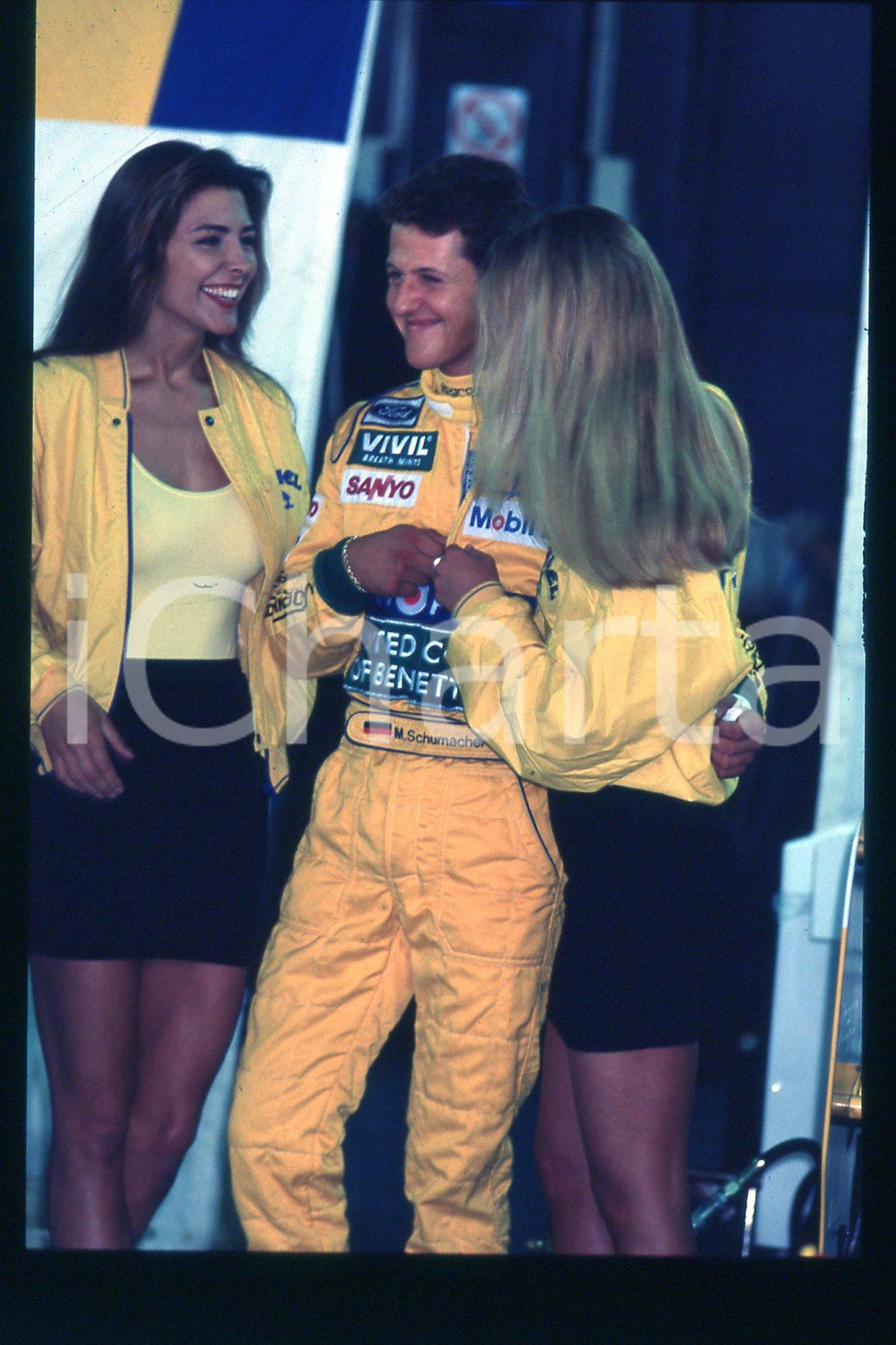 35mm vintage slide* 1990ca FORMULA1 Michael SCHUMACHER CAMEL BENETTON FORD (150)  Diapositiva d'epoca, in formato 35 mm.CONDIZIONI: GOODE' severamente vietata la riproduzione. Tutti i diritti sono riservati.Nella diapositiva ICharta mette in vendita, sul negozio eBay e in esclusiva sul sito "icharta" il proprio archivio composto da numerose diapositive e negativi fotografici d'epoca, tutti originali e autentici, che attraversano la storia del costume italiano tra gli la fine degli anni Sessanta e Novanta.Si tratta di uno sguardo inedito sull'attualit&agrave;, la politica, la vita quotidiana, il gossip e la cultura, che fotografa il cambiamento della nazione in quest'ultimo scorcio del XX secolo. Un'occasione unica per il mercato del collezionismo, che vede finalmente disponibile un archivio eccezionale per vastit&agrave;, tematiche e condizioni, in un settore (il negativo fotografico e la diapositiva) di assoluta novit&agrave; e dalle interessanti prospettive di investimento.  FAIR/discreto   originale e autentica 1