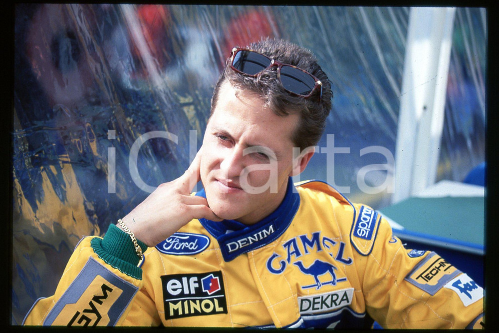 35mm vintage slide* 1990ca FORMULA1 Michael SCHUMACHER CAMEL BENETTON FORD (151)  Diapositiva d'epoca, in formato 35 mm.CONDIZIONI: GOODE' severamente vietata la riproduzione. Tutti i diritti sono riservati.Nella diapositiva ICharta mette in vendita, sul negozio eBay e in esclusiva sul sito "icharta" il proprio archivio composto da numerose diapositive e negativi fotografici d'epoca, tutti originali e autentici, che attraversano la storia del costume italiano tra gli la fine degli anni Sessanta e Novanta.Si tratta di uno sguardo inedito sull'attualit&agrave;, la politica, la vita quotidiana, il gossip e la cultura, che fotografa il cambiamento della nazione in quest'ultimo scorcio del XX secolo. Un'occasione unica per il mercato del collezionismo, che vede finalmente disponibile un archivio eccezionale per vastit&agrave;, tematiche e condizioni, in un settore (il negativo fotografico e la diapositiva) di assoluta novit&agrave; e dalle interessanti prospettive di investimento.  FAIR/discreto   originale e autentica 1
