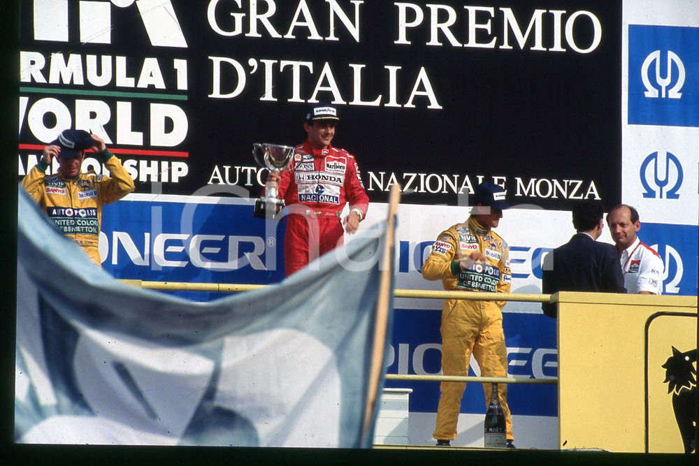 35mm vintage slide* 1990ca FORMULA1 Michael SCHUMACHER CAMEL BENETTON FORD (152)  Diapositiva d'epoca, in formato 35 mm.CONDIZIONI: GOODE' severamente vietata la riproduzione. Tutti i diritti sono riservati.Nella diapositiva ICharta mette in vendita, sul negozio eBay e in esclusiva sul sito "icharta" il proprio archivio composto da numerose diapositive e negativi fotografici d'epoca, tutti originali e autentici, che attraversano la storia del costume italiano tra gli la fine degli anni Sessanta e Novanta.Si tratta di uno sguardo inedito sull'attualit&agrave;, la politica, la vita quotidiana, il gossip e la cultura, che fotografa il cambiamento della nazione in quest'ultimo scorcio del XX secolo. Un'occasione unica per il mercato del collezionismo, che vede finalmente disponibile un archivio eccezionale per vastit&agrave;, tematiche e condizioni, in un settore (il negativo fotografico e la diapositiva) di assoluta novit&agrave; e dalle interessanti prospettive di investimento.  FAIR/discreto   originale e autentica 1