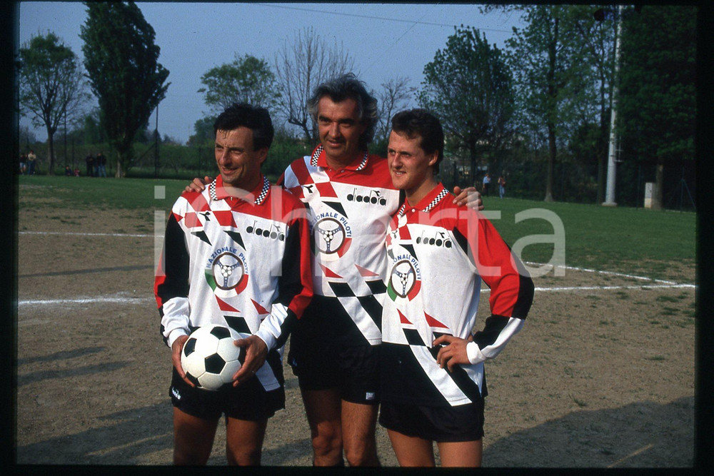 35mm vintage slide* 1990 ca FORMULA 1 Michael SCHUMACHER, Flavio BRIATORE (155)  Diapositiva d'epoca, in formato 35 mm.CONDIZIONI: GOODE' severamente vietata la riproduzione. Tutti i diritti sono riservati.Nella diapositiva ICharta mette in vendita, sul negozio eBay e in esclusiva sul sito "icharta" il proprio archivio composto da numerose diapositive e negativi fotografici d'epoca, tutti originali e autentici, che attraversano la storia del costume italiano tra gli la fine degli anni Sessanta e Novanta.Si tratta di uno sguardo inedito sull'attualit&agrave;, la politica, la vita quotidiana, il gossip e la cultura, che fotografa il cambiamento della nazione in quest'ultimo scorcio del XX secolo. Un'occasione unica per il mercato del collezionismo, che vede finalmente disponibile un archivio eccezionale per vastit&agrave;, tematiche e condizioni, in un settore (il negativo fotografico e la diapositiva) di assoluta novit&agrave; e dalle interessanti prospettive di investimento.  FAIR/discreto   originale e autentica 1