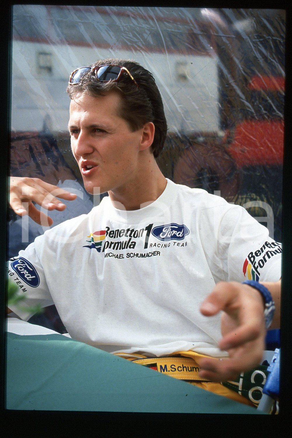 35mm vintage slide* 1990 ca FORMULA1 Michael SCHUMACHER BENETTON FORD (139)  Diapositiva d'epoca, in formato 35 mm.CONDIZIONI: GOODE' severamente vietata la riproduzione. Tutti i diritti sono riservati.Nella diapositiva ICharta mette in vendita, sul negozio eBay e in esclusiva sul sito "icharta" il proprio archivio composto da numerose diapositive e negativi fotografici d'epoca, tutti originali e autentici, che attraversano la storia del costume italiano tra gli la fine degli anni Sessanta e Novanta.Si tratta di uno sguardo inedito sull'attualit&agrave;, la politica, la vita quotidiana, il gossip e la cultura, che fotografa il cambiamento della nazione in quest'ultimo scorcio del XX secolo. Un'occasione unica per il mercato del collezionismo, che vede finalmente disponibile un archivio eccezionale per vastit&agrave;, tematiche e condizioni, in un settore (il negativo fotografico e la diapositiva) di assoluta novit&agrave; e dalle interessanti prospettive di investimento.  FAIR/discreto   originale e autentica 1