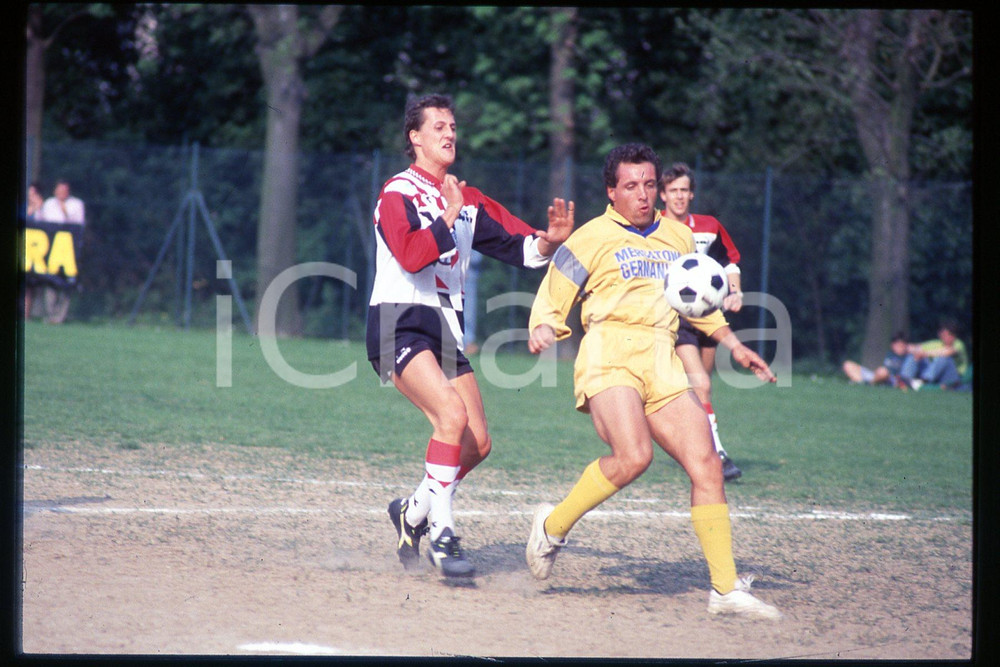 35mm vintage slide* 1990ca FORMULA1 Michael SCHUMACHER playing in a soccer (159)  Diapositiva d'epoca, in formato 35 mm.CONDIZIONI: GOODE' severamente vietata la riproduzione. Tutti i diritti sono riservati.Nella diapositiva ICharta mette in vendita, sul negozio eBay e in esclusiva sul sito "icharta" il proprio archivio composto da numerose diapositive e negativi fotografici d'epoca, tutti originali e autentici, che attraversano la storia del costume italiano tra gli la fine degli anni Sessanta e Novanta.Si tratta di uno sguardo inedito sull'attualit&agrave;, la politica, la vita quotidiana, il gossip e la cultura, che fotografa il cambiamento della nazione in quest'ultimo scorcio del XX secolo. Un'occasione unica per il mercato del collezionismo, che vede finalmente disponibile un archivio eccezionale per vastit&agrave;, tematiche e condizioni, in un settore (il negativo fotografico e la diapositiva) di assoluta novit&agrave; e dalle interessanti prospettive di investimento.  FAIR/discreto   originale e autentica 1