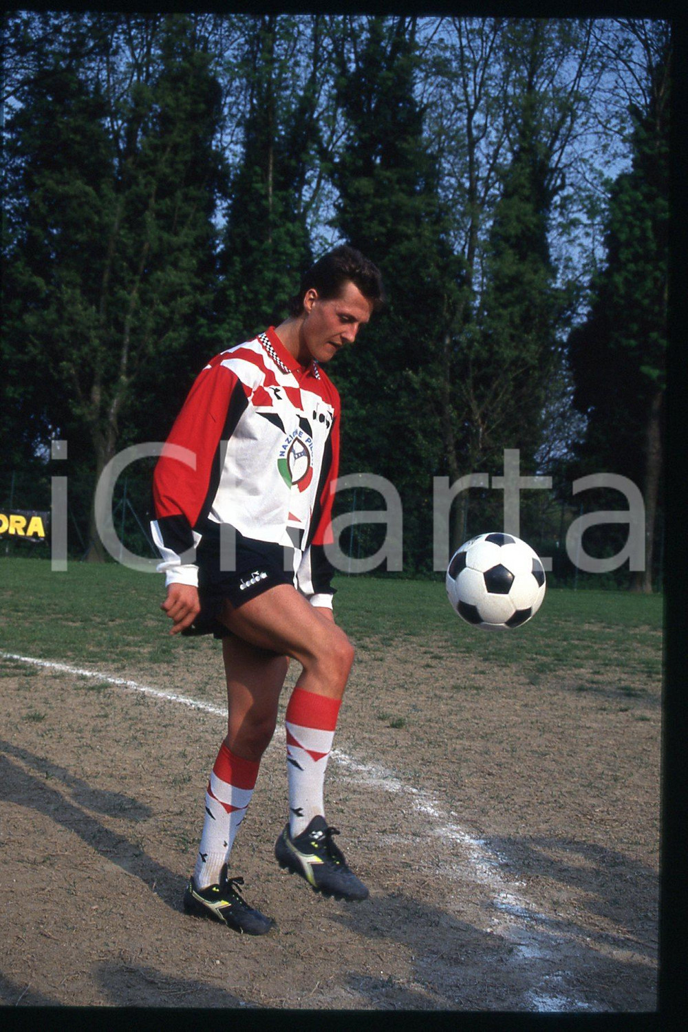 35mm vintage slide* 1990ca FORMULA1 Michael SCHUMACHER playing in a soccer (160)  Diapositiva d'epoca, in formato 35 mm.CONDIZIONI: GOODE' severamente vietata la riproduzione. Tutti i diritti sono riservati.Nella diapositiva ICharta mette in vendita, sul negozio eBay e in esclusiva sul sito "icharta" il proprio archivio composto da numerose diapositive e negativi fotografici d'epoca, tutti originali e autentici, che attraversano la storia del costume italiano tra gli la fine degli anni Sessanta e Novanta.Si tratta di uno sguardo inedito sull'attualit&agrave;, la politica, la vita quotidiana, il gossip e la cultura, che fotografa il cambiamento della nazione in quest'ultimo scorcio del XX secolo. Un'occasione unica per il mercato del collezionismo, che vede finalmente disponibile un archivio eccezionale per vastit&agrave;, tematiche e condizioni, in un settore (il negativo fotografico e la diapositiva) di assoluta novit&agrave; e dalle interessanti prospettive di investimento.  FAIR/discreto   originale e autentica 1