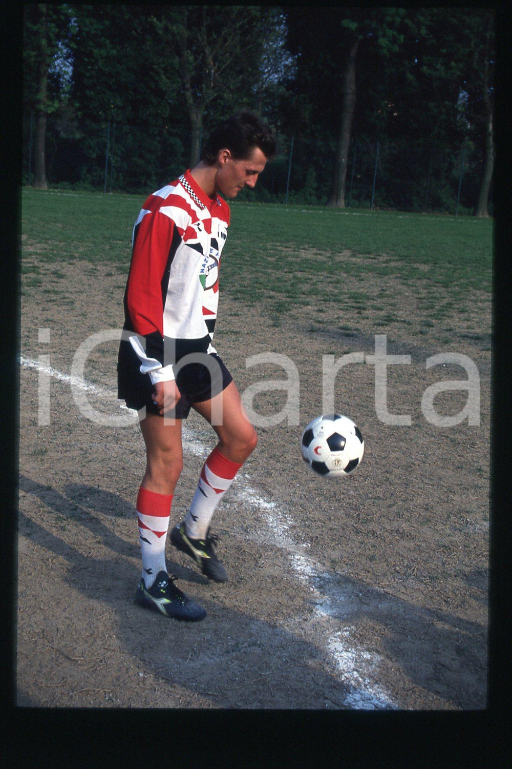 35mm vintage slide* 1990ca FORMULA1 Michael SCHUMACHER playing in a soccer (161)  Diapositiva d'epoca, in formato 35 mm.CONDIZIONI: GOODE' severamente vietata la riproduzione. Tutti i diritti sono riservati.Nella diapositiva ICharta mette in vendita, sul negozio eBay e in esclusiva sul sito "icharta" il proprio archivio composto da numerose diapositive e negativi fotografici d'epoca, tutti originali e autentici, che attraversano la storia del costume italiano tra gli la fine degli anni Sessanta e Novanta.Si tratta di uno sguardo inedito sull'attualit&agrave;, la politica, la vita quotidiana, il gossip e la cultura, che fotografa il cambiamento della nazione in quest'ultimo scorcio del XX secolo. Un'occasione unica per il mercato del collezionismo, che vede finalmente disponibile un archivio eccezionale per vastit&agrave;, tematiche e condizioni, in un settore (il negativo fotografico e la diapositiva) di assoluta novit&agrave; e dalle interessanti prospettive di investimento.  FAIR/discreto   originale e autentica 1