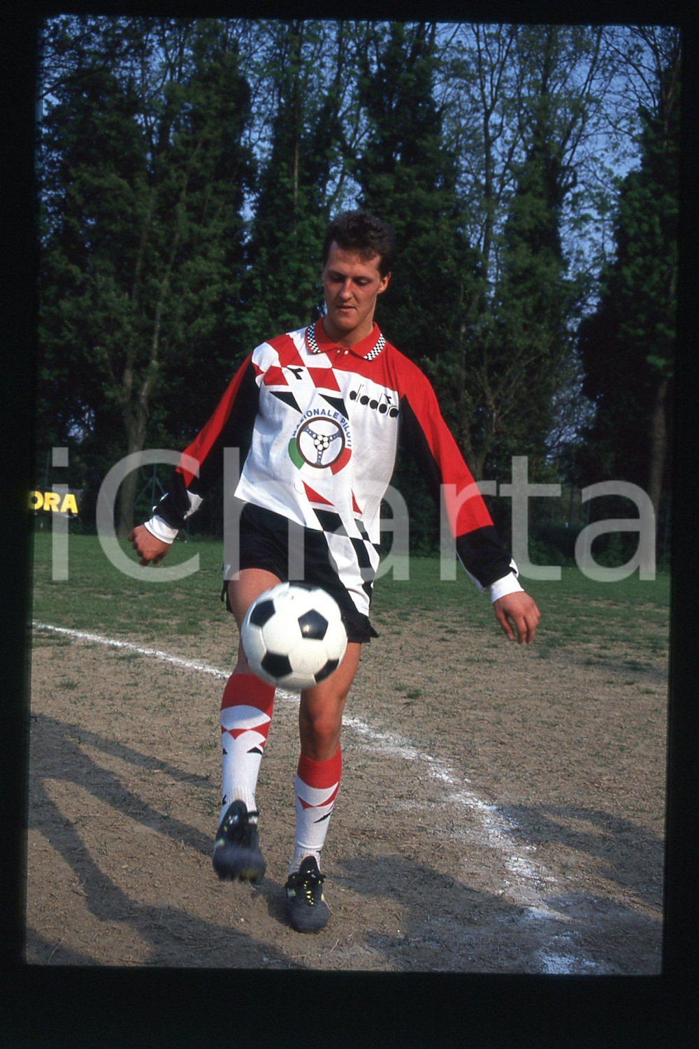 35mm vintage slide* 1990ca FORMULA1 Michael SCHUMACHER playing in a soccer (162)  Diapositiva d'epoca, in formato 35 mm.CONDIZIONI: GOODE' severamente vietata la riproduzione. Tutti i diritti sono riservati.Nella diapositiva ICharta mette in vendita, sul negozio eBay e in esclusiva sul sito "icharta" il proprio archivio composto da numerose diapositive e negativi fotografici d'epoca, tutti originali e autentici, che attraversano la storia del costume italiano tra gli la fine degli anni Sessanta e Novanta.Si tratta di uno sguardo inedito sull'attualit&agrave;, la politica, la vita quotidiana, il gossip e la cultura, che fotografa il cambiamento della nazione in quest'ultimo scorcio del XX secolo. Un'occasione unica per il mercato del collezionismo, che vede finalmente disponibile un archivio eccezionale per vastit&agrave;, tematiche e condizioni, in un settore (il negativo fotografico e la diapositiva) di assoluta novit&agrave; e dalle interessanti prospettive di investimento.  FAIR/discreto   originale e autentica 1