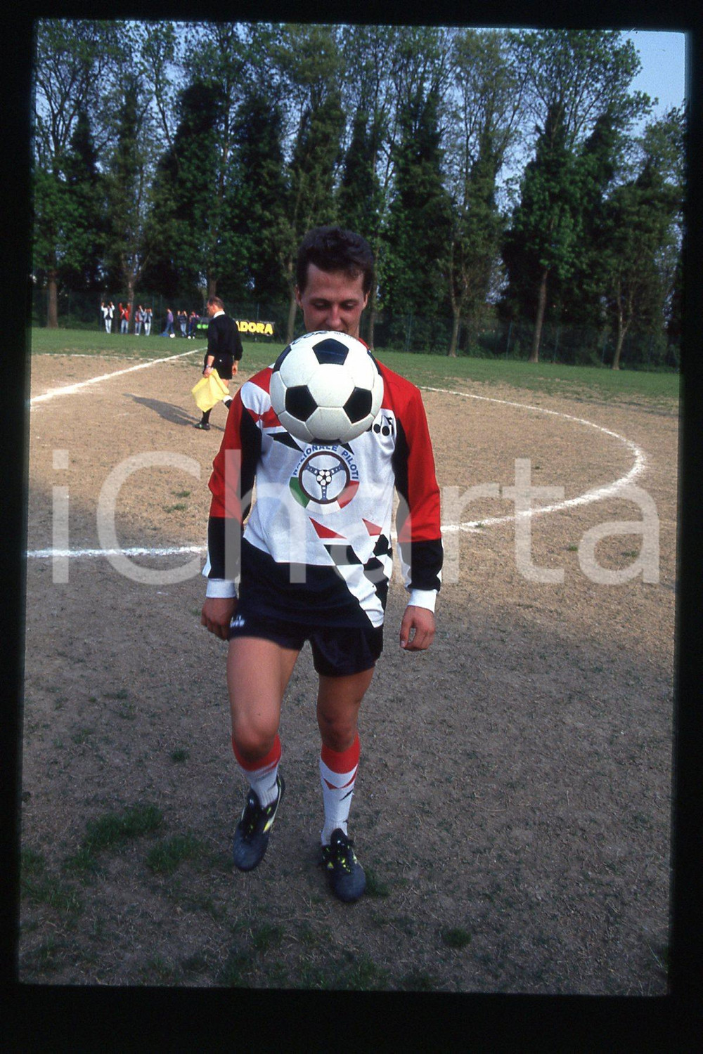 35mm vintage slide* 1990ca FORMULA1 Michael SCHUMACHER playing in a soccer (163)  Diapositiva d'epoca, in formato 35 mm.CONDIZIONI: GOODE' severamente vietata la riproduzione. Tutti i diritti sono riservati.Nella diapositiva ICharta mette in vendita, sul negozio eBay e in esclusiva sul sito "icharta" il proprio archivio composto da numerose diapositive e negativi fotografici d'epoca, tutti originali e autentici, che attraversano la storia del costume italiano tra gli la fine degli anni Sessanta e Novanta.Si tratta di uno sguardo inedito sull'attualit&agrave;, la politica, la vita quotidiana, il gossip e la cultura, che fotografa il cambiamento della nazione in quest'ultimo scorcio del XX secolo. Un'occasione unica per il mercato del collezionismo, che vede finalmente disponibile un archivio eccezionale per vastit&agrave;, tematiche e condizioni, in un settore (il negativo fotografico e la diapositiva) di assoluta novit&agrave; e dalle interessanti prospettive di investimento.  FAIR/discreto   originale e autentica 1