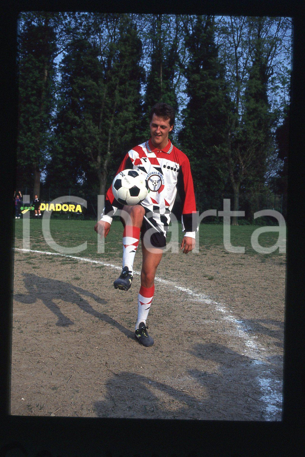 35mm vintage slide* 1990ca FORMULA1 Michael SCHUMACHER playing in a soccer (164)  Diapositiva d'epoca, in formato 35 mm.CONDIZIONI: GOODE' severamente vietata la riproduzione. Tutti i diritti sono riservati.Nella diapositiva ICharta mette in vendita, sul negozio eBay e in esclusiva sul sito "icharta" il proprio archivio composto da numerose diapositive e negativi fotografici d'epoca, tutti originali e autentici, che attraversano la storia del costume italiano tra gli la fine degli anni Sessanta e Novanta.Si tratta di uno sguardo inedito sull'attualit&agrave;, la politica, la vita quotidiana, il gossip e la cultura, che fotografa il cambiamento della nazione in quest'ultimo scorcio del XX secolo. Un'occasione unica per il mercato del collezionismo, che vede finalmente disponibile un archivio eccezionale per vastit&agrave;, tematiche e condizioni, in un settore (il negativo fotografico e la diapositiva) di assoluta novit&agrave; e dalle interessanti prospettive di investimento.  FAIR/discreto   originale e autentica 1