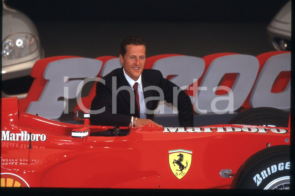 35mm vintage slide* 1990 ca FORMULA 1 Michael SCHUMACHER Pilota FERRARI (173)  Diapositiva d'epoca, in formato 35 mm.CONDIZIONI: GOODE' severamente vietata la riproduzione. Tutti i diritti sono riservati.Nella diapositiva ICharta mette in vendita, sul negozio eBay e in esclusiva sul sito "icharta" il proprio archivio composto da numerose diapositive e negativi fotografici d'epoca, tutti originali e autentici, che attraversano la storia del costume italiano tra gli la fine degli anni Sessanta e Novanta.Si tratta di uno sguardo inedito sull'attualit&agrave;, la politica, la vita quotidiana, il gossip e la cultura, che fotografa il cambiamento della nazione in quest'ultimo scorcio del XX secolo. Un'occasione unica per il mercato del collezionismo, che vede finalmente disponibile un archivio eccezionale per vastit&agrave;, tematiche e condizioni, in un settore (il negativo fotografico e la diapositiva) di assoluta novit&agrave; e dalle interessanti prospettive di investimento.  FAIR/discreto   originale e autentica 1