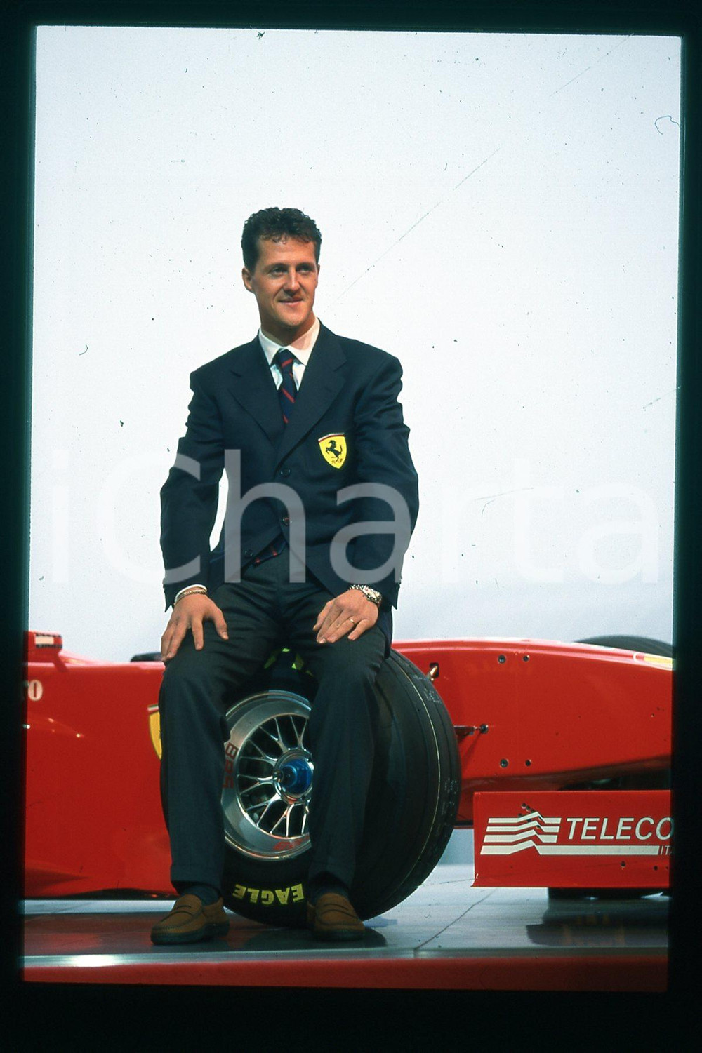 35mm vintage slide* 1990 ca FORMULA 1 Michael SCHUMACHER Pilota FERRARI (175)  Diapositiva d'epoca, in formato 35 mm.CONDIZIONI: GOODE' severamente vietata la riproduzione. Tutti i diritti sono riservati.Nella diapositiva ICharta mette in vendita, sul negozio eBay e in esclusiva sul sito "icharta" il proprio archivio composto da numerose diapositive e negativi fotografici d'epoca, tutti originali e autentici, che attraversano la storia del costume italiano tra gli la fine degli anni Sessanta e Novanta.Si tratta di uno sguardo inedito sull'attualit&agrave;, la politica, la vita quotidiana, il gossip e la cultura, che fotografa il cambiamento della nazione in quest'ultimo scorcio del XX secolo. Un'occasione unica per il mercato del collezionismo, che vede finalmente disponibile un archivio eccezionale per vastit&agrave;, tematiche e condizioni, in un settore (il negativo fotografico e la diapositiva) di assoluta novit&agrave; e dalle interessanti prospettive di investimento.  FAIR/discreto   originale e autentica 1