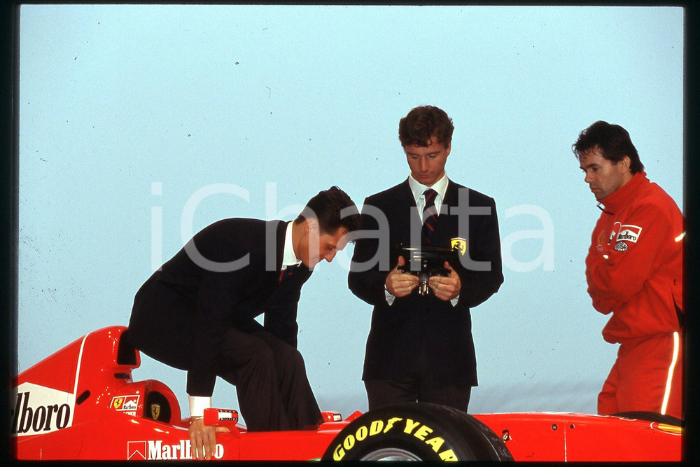 35mm vintage slide* 1990 ca FORMULA 1 Michael SCHUMACHER Pilota FERRARI (177)  Diapositiva d'epoca, in formato 35 mm.CONDIZIONI: GOODE' severamente vietata la riproduzione. Tutti i diritti sono riservati.Nella diapositiva ICharta mette in vendita, sul negozio eBay e in esclusiva sul sito "icharta" il proprio archivio composto da numerose diapositive e negativi fotografici d'epoca, tutti originali e autentici, che attraversano la storia del costume italiano tra gli la fine degli anni Sessanta e Novanta.Si tratta di uno sguardo inedito sull'attualit&agrave;, la politica, la vita quotidiana, il gossip e la cultura, che fotografa il cambiamento della nazione in quest'ultimo scorcio del XX secolo. Un'occasione unica per il mercato del collezionismo, che vede finalmente disponibile un archivio eccezionale per vastit&agrave;, tematiche e condizioni, in un settore (il negativo fotografico e la diapositiva) di assoluta novit&agrave; e dalle interessanti prospettive di investimento.  FAIR/discreto   originale e autentica 1