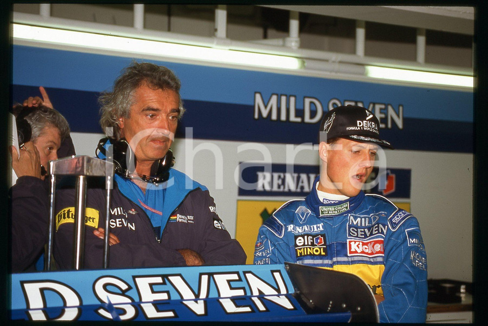 35mm vintage slide* 1990 ca FORMULA1 Michael SCHUMACHER, Flavio BRIATORE (201)  Diapositiva d'epoca, in formato 35 mm.CONDIZIONI: GOODE' severamente vietata la riproduzione. Tutti i diritti sono riservati.Nella diapositiva ICharta mette in vendita, sul negozio eBay e in esclusiva sul sito "icharta" il proprio archivio composto da numerose diapositive e negativi fotografici d'epoca, tutti originali e autentici, che attraversano la storia del costume italiano tra gli la fine degli anni Sessanta e Novanta.Si tratta di uno sguardo inedito sull'attualit&agrave;, la politica, la vita quotidiana, il gossip e la cultura, che fotografa il cambiamento della nazione in quest'ultimo scorcio del XX secolo. Un'occasione unica per il mercato del collezionismo, che vede finalmente disponibile un archivio eccezionale per vastit&agrave;, tematiche e condizioni, in un settore (il negativo fotografico e la diapositiva) di assoluta novit&agrave; e dalle interessanti prospettive di investimento.  FAIR/discreto   originale e autentica 1