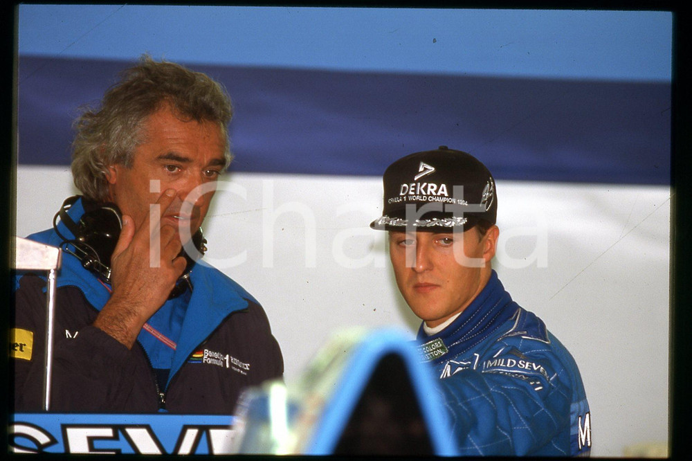 35mm vintage slide* 1990 ca FORMULA 1 Michael SCHUMACHER, Flavio BRIATORE (206)  Diapositiva d'epoca, in formato 35 mm.CONDIZIONI: GOODE' severamente vietata la riproduzione. Tutti i diritti sono riservati.Nella diapositiva ICharta mette in vendita, sul negozio eBay e in esclusiva sul sito "icharta" il proprio archivio composto da numerose diapositive e negativi fotografici d'epoca, tutti originali e autentici, che attraversano la storia del costume italiano tra gli la fine degli anni Sessanta e Novanta.Si tratta di uno sguardo inedito sull'attualit&agrave;, la politica, la vita quotidiana, il gossip e la cultura, che fotografa il cambiamento della nazione in quest'ultimo scorcio del XX secolo. Un'occasione unica per il mercato del collezionismo, che vede finalmente disponibile un archivio eccezionale per vastit&agrave;, tematiche e condizioni, in un settore (il negativo fotografico e la diapositiva) di assoluta novit&agrave; e dalle interessanti prospettive di investimento.  FAIR/discreto   originale e autentica 1