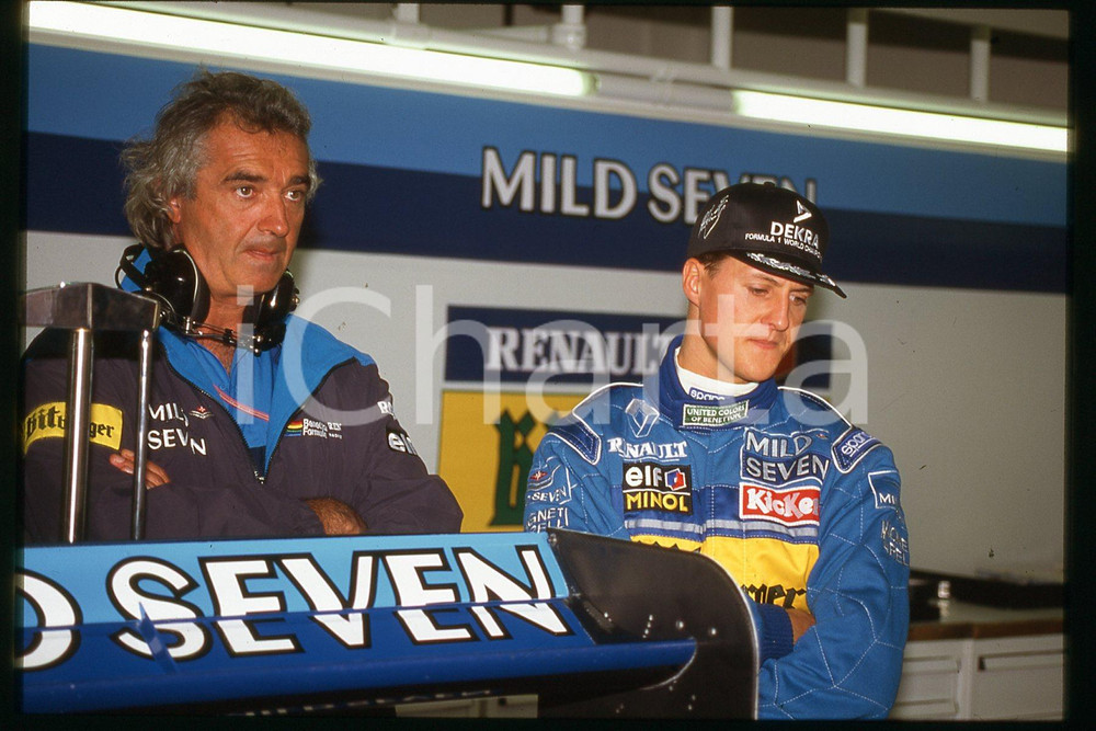 35mm vintage slide* 1990 ca FORMULA 1 Michael SCHUMACHER, Flavio BRIATORE (209)  Diapositiva d'epoca, in formato 35 mm.CONDIZIONI: GOODE' severamente vietata la riproduzione. Tutti i diritti sono riservati.Nella diapositiva ICharta mette in vendita, sul negozio eBay e in esclusiva sul sito "icharta" il proprio archivio composto da numerose diapositive e negativi fotografici d'epoca, tutti originali e autentici, che attraversano la storia del costume italiano tra gli la fine degli anni Sessanta e Novanta.Si tratta di uno sguardo inedito sull'attualit&agrave;, la politica, la vita quotidiana, il gossip e la cultura, che fotografa il cambiamento della nazione in quest'ultimo scorcio del XX secolo. Un'occasione unica per il mercato del collezionismo, che vede finalmente disponibile un archivio eccezionale per vastit&agrave;, tematiche e condizioni, in un settore (il negativo fotografico e la diapositiva) di assoluta novit&agrave; e dalle interessanti prospettive di investimento.  FAIR/discreto   originale e autentica 1