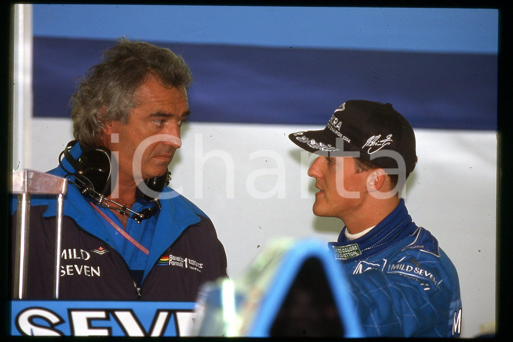 35mm vintage slide* 1990 ca FORMULA 1 Michael SCHUMACHER, Flavio BRIATORE (213)  Diapositiva d'epoca, in formato 35 mm.CONDIZIONI: GOODE' severamente vietata la riproduzione. Tutti i diritti sono riservati.Nella diapositiva ICharta mette in vendita, sul negozio eBay e in esclusiva sul sito "icharta" il proprio archivio composto da numerose diapositive e negativi fotografici d'epoca, tutti originali e autentici, che attraversano la storia del costume italiano tra gli la fine degli anni Sessanta e Novanta.Si tratta di uno sguardo inedito sull'attualit&agrave;, la politica, la vita quotidiana, il gossip e la cultura, che fotografa il cambiamento della nazione in quest'ultimo scorcio del XX secolo. Un'occasione unica per il mercato del collezionismo, che vede finalmente disponibile un archivio eccezionale per vastit&agrave;, tematiche e condizioni, in un settore (il negativo fotografico e la diapositiva) di assoluta novit&agrave; e dalle interessanti prospettive di investimento.  FAIR/discreto   originale e autentica 1