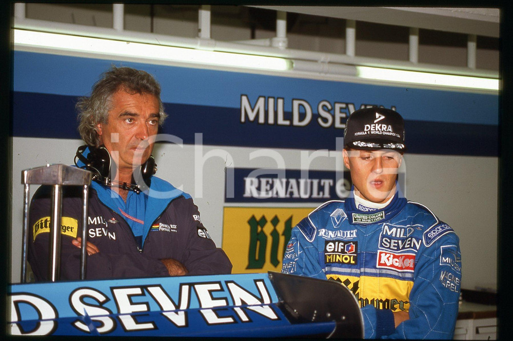 35mm vintage slide* 1990 ca FORMULA 1 Michael SCHUMACHER, Flavio BRIATORE (217)  Diapositiva d'epoca, in formato 35 mm.CONDIZIONI: GOODE' severamente vietata la riproduzione. Tutti i diritti sono riservati.Nella diapositiva ICharta mette in vendita, sul negozio eBay e in esclusiva sul sito "icharta" il proprio archivio composto da numerose diapositive e negativi fotografici d'epoca, tutti originali e autentici, che attraversano la storia del costume italiano tra gli la fine degli anni Sessanta e Novanta.Si tratta di uno sguardo inedito sull'attualit&agrave;, la politica, la vita quotidiana, il gossip e la cultura, che fotografa il cambiamento della nazione in quest'ultimo scorcio del XX secolo. Un'occasione unica per il mercato del collezionismo, che vede finalmente disponibile un archivio eccezionale per vastit&agrave;, tematiche e condizioni, in un settore (il negativo fotografico e la diapositiva) di assoluta novit&agrave; e dalle interessanti prospettive di investimento.  FAIR/discreto   originale e autentica 1