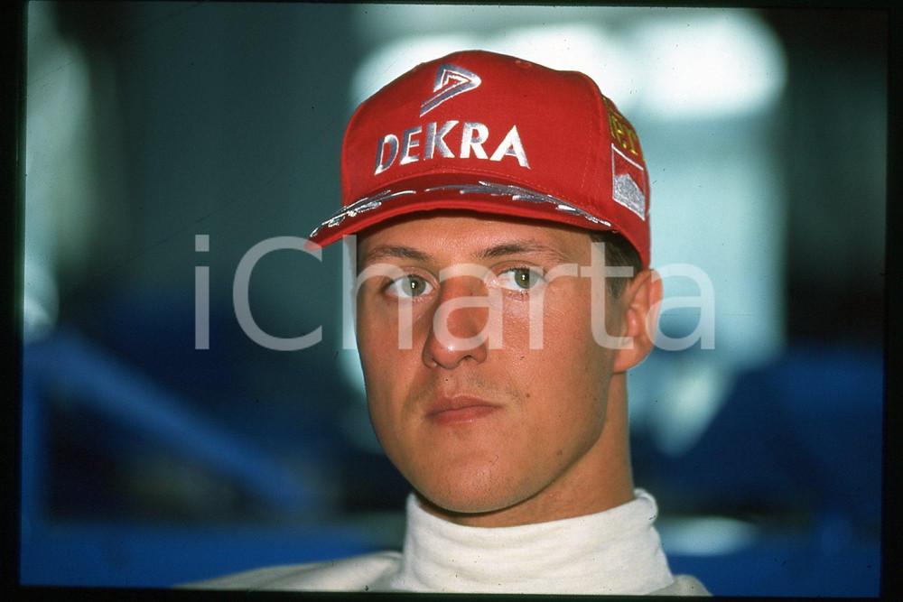 35mm vintage slide* 1990 ca FORMULA 1 Michael SCHUMACHER Pilota FERRARI (220)  Diapositiva d'epoca, in formato 35 mm.CONDIZIONI: GOODE' severamente vietata la riproduzione. Tutti i diritti sono riservati.Nella diapositiva ICharta mette in vendita, sul negozio eBay e in esclusiva sul sito "icharta" il proprio archivio composto da numerose diapositive e negativi fotografici d'epoca, tutti originali e autentici, che attraversano la storia del costume italiano tra gli la fine degli anni Sessanta e Novanta.Si tratta di uno sguardo inedito sull'attualit&agrave;, la politica, la vita quotidiana, il gossip e la cultura, che fotografa il cambiamento della nazione in quest'ultimo scorcio del XX secolo. Un'occasione unica per il mercato del collezionismo, che vede finalmente disponibile un archivio eccezionale per vastit&agrave;, tematiche e condizioni, in un settore (il negativo fotografico e la diapositiva) di assoluta novit&agrave; e dalle interessanti prospettive di investimento.  FAIR/discreto   originale e autentica 1