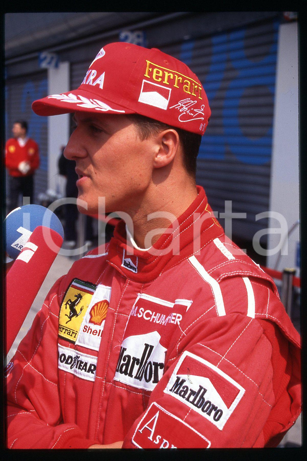 35mm vintage slide* 1990 ca FORMULA 1 Michael SCHUMACHER Pilota FERRARI (228)  Diapositiva d'epoca, in formato 35 mm.CONDIZIONI: GOODE' severamente vietata la riproduzione. Tutti i diritti sono riservati.Nella diapositiva ICharta mette in vendita, sul negozio eBay e in esclusiva sul sito "icharta" il proprio archivio composto da numerose diapositive e negativi fotografici d'epoca, tutti originali e autentici, che attraversano la storia del costume italiano tra gli la fine degli anni Sessanta e Novanta.Si tratta di uno sguardo inedito sull'attualit&agrave;, la politica, la vita quotidiana, il gossip e la cultura, che fotografa il cambiamento della nazione in quest'ultimo scorcio del XX secolo. Un'occasione unica per il mercato del collezionismo, che vede finalmente disponibile un archivio eccezionale per vastit&agrave;, tematiche e condizioni, in un settore (il negativo fotografico e la diapositiva) di assoluta novit&agrave; e dalle interessanti prospettive di investimento.  FAIR/discreto   originale e autentica 1