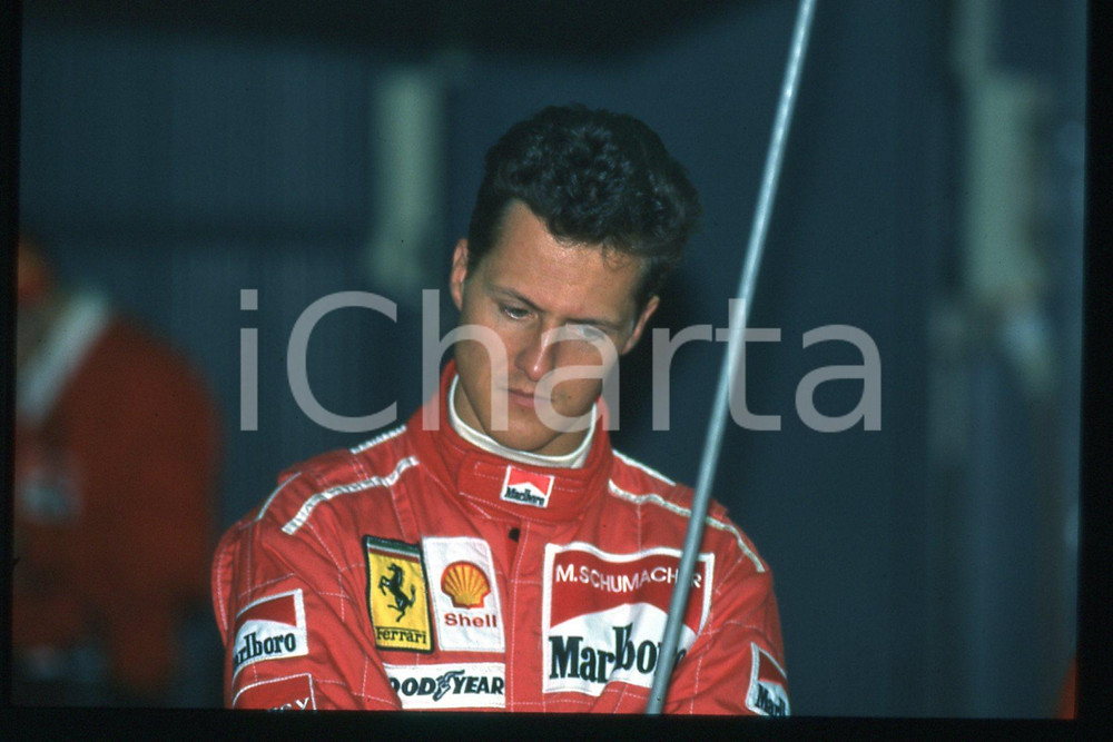 35mm vintage slide* 1990 ca FORMULA 1 Michael SCHUMACHER Pilota FERRARI (231)  Diapositiva d'epoca, in formato 35 mm.CONDIZIONI: GOODE' severamente vietata la riproduzione. Tutti i diritti sono riservati.Nella diapositiva ICharta mette in vendita, sul negozio eBay e in esclusiva sul sito "icharta" il proprio archivio composto da numerose diapositive e negativi fotografici d'epoca, tutti originali e autentici, che attraversano la storia del costume italiano tra gli la fine degli anni Sessanta e Novanta.Si tratta di uno sguardo inedito sull'attualit&agrave;, la politica, la vita quotidiana, il gossip e la cultura, che fotografa il cambiamento della nazione in quest'ultimo scorcio del XX secolo. Un'occasione unica per il mercato del collezionismo, che vede finalmente disponibile un archivio eccezionale per vastit&agrave;, tematiche e condizioni, in un settore (il negativo fotografico e la diapositiva) di assoluta novit&agrave; e dalle interessanti prospettive di investimento.  FAIR/discreto   originale e autentica 1
