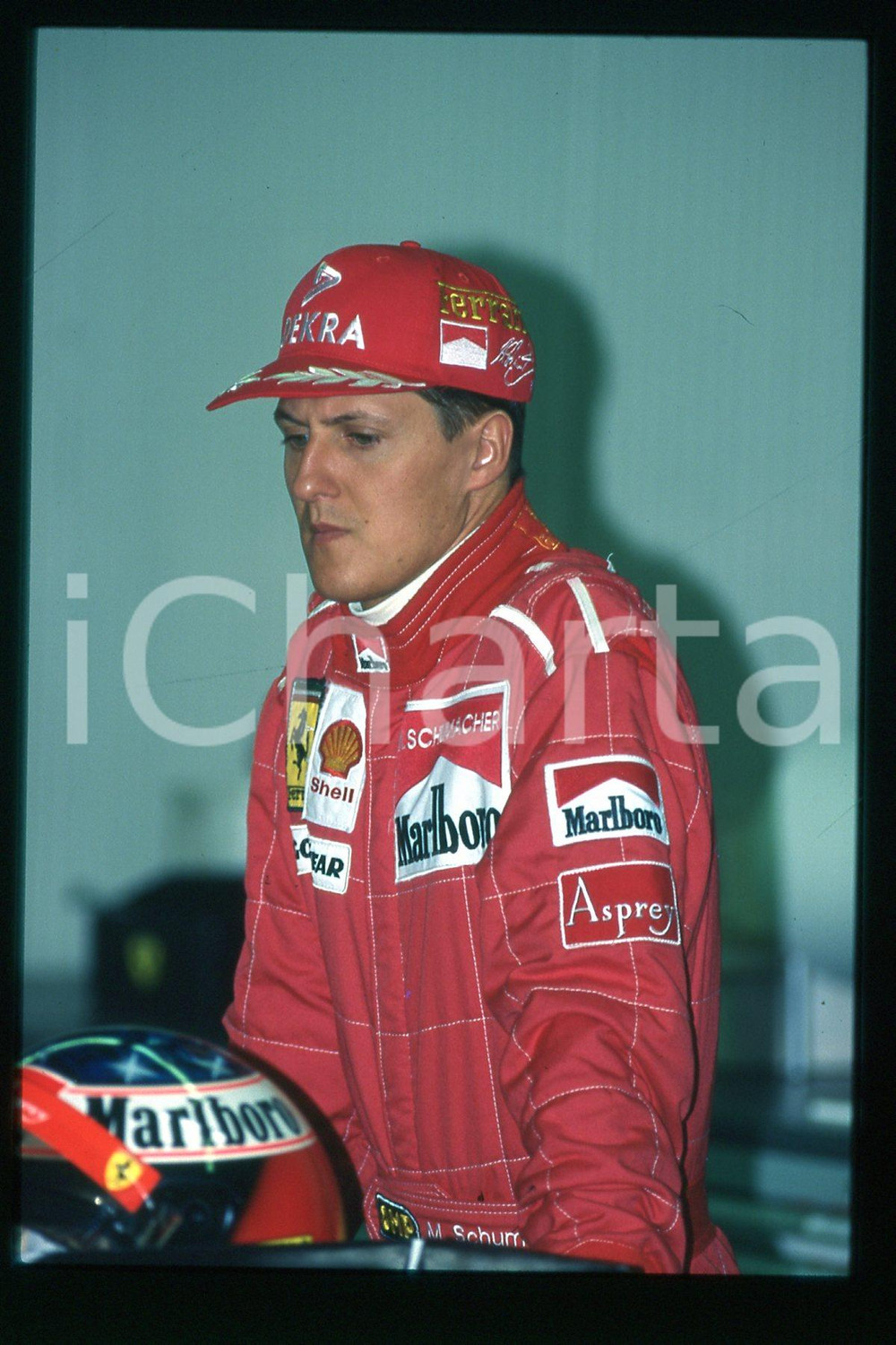 35mm vintage slide* 1990 ca FORMULA 1 Michael SCHUMACHER Pilota FERRARI (234)  Diapositiva d'epoca, in formato 35 mm.CONDIZIONI: GOODE' severamente vietata la riproduzione. Tutti i diritti sono riservati.Nella diapositiva ICharta mette in vendita, sul negozio eBay e in esclusiva sul sito "icharta" il proprio archivio composto da numerose diapositive e negativi fotografici d'epoca, tutti originali e autentici, che attraversano la storia del costume italiano tra gli la fine degli anni Sessanta e Novanta.Si tratta di uno sguardo inedito sull'attualit&agrave;, la politica, la vita quotidiana, il gossip e la cultura, che fotografa il cambiamento della nazione in quest'ultimo scorcio del XX secolo. Un'occasione unica per il mercato del collezionismo, che vede finalmente disponibile un archivio eccezionale per vastit&agrave;, tematiche e condizioni, in un settore (il negativo fotografico e la diapositiva) di assoluta novit&agrave; e dalle interessanti prospettive di investimento.  FAIR/discreto   originale e autentica 1