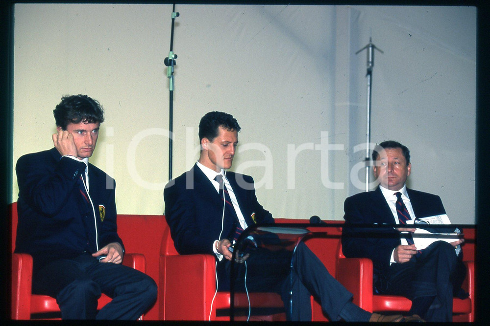 35mm vintage slide* 1990 ca FORMULA 1 Michael SCHUMACHER, Eddie IRVINE (247)  Diapositiva d'epoca, in formato 35 mm.CONDIZIONI: GOODE' severamente vietata la riproduzione. Tutti i diritti sono riservati.Nella diapositiva ICharta mette in vendita, sul negozio eBay e in esclusiva sul sito "icharta" il proprio archivio composto da numerose diapositive e negativi fotografici d'epoca, tutti originali e autentici, che attraversano la storia del costume italiano tra gli la fine degli anni Sessanta e Novanta.Si tratta di uno sguardo inedito sull'attualit&agrave;, la politica, la vita quotidiana, il gossip e la cultura, che fotografa il cambiamento della nazione in quest'ultimo scorcio del XX secolo. Un'occasione unica per il mercato del collezionismo, che vede finalmente disponibile un archivio eccezionale per vastit&agrave;, tematiche e condizioni, in un settore (il negativo fotografico e la diapositiva) di assoluta novit&agrave; e dalle interessanti prospettive di investimento.  FAIR/discreto   originale e autentica 1