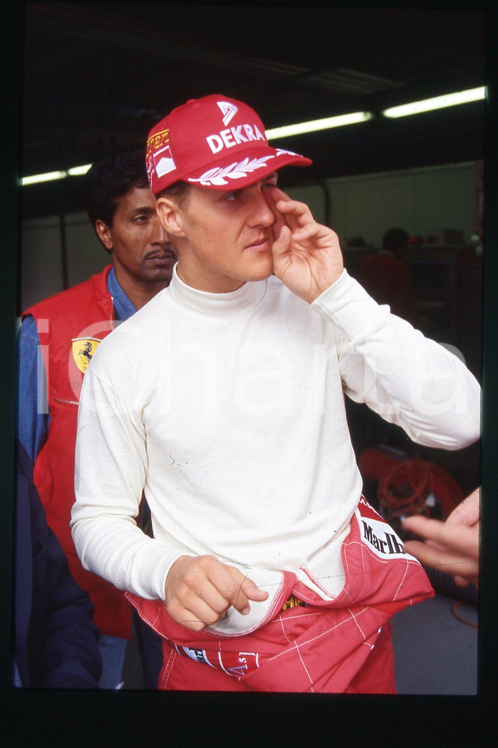 35mm vintage slide* 1990 ca FORMULA 1 Michael SCHUMACHER Pilota FERRARI (255)  Diapositiva d'epoca, in formato 35 mm.CONDIZIONI: GOODE' severamente vietata la riproduzione. Tutti i diritti sono riservati.Nella diapositiva ICharta mette in vendita, sul negozio eBay e in esclusiva sul sito "icharta" il proprio archivio composto da numerose diapositive e negativi fotografici d'epoca, tutti originali e autentici, che attraversano la storia del costume italiano tra gli la fine degli anni Sessanta e Novanta.Si tratta di uno sguardo inedito sull'attualit&agrave;, la politica, la vita quotidiana, il gossip e la cultura, che fotografa il cambiamento della nazione in quest'ultimo scorcio del XX secolo. Un'occasione unica per il mercato del collezionismo, che vede finalmente disponibile un archivio eccezionale per vastit&agrave;, tematiche e condizioni, in un settore (il negativo fotografico e la diapositiva) di assoluta novit&agrave; e dalle interessanti prospettive di investimento.  FAIR/discreto   originale e autentica 1