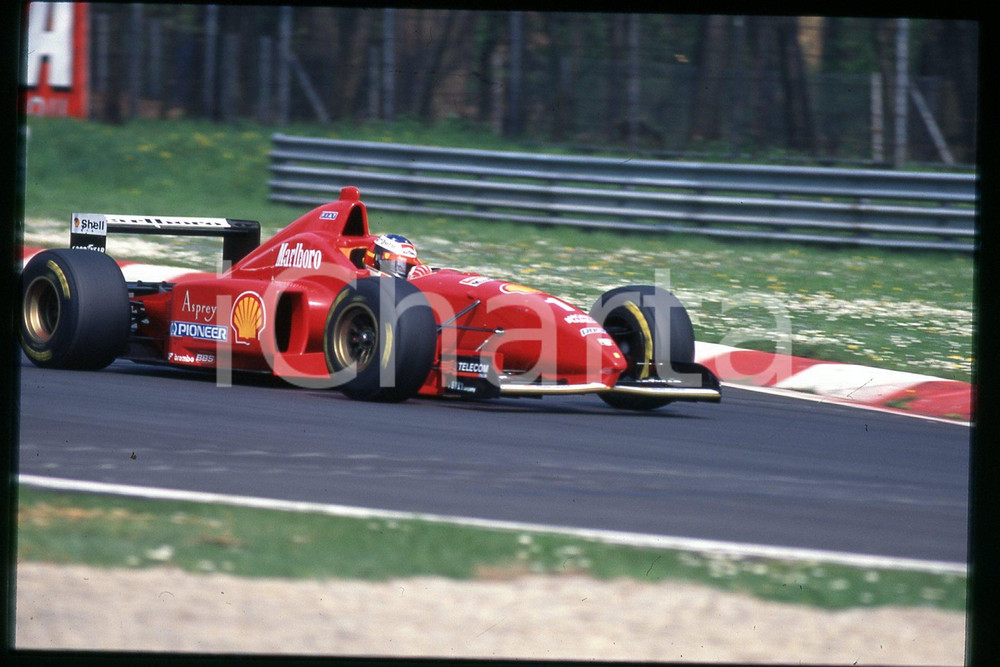 35mm vintage slide* 1990 ca FORMULA 1 Michael SCHUMACHER Pilota FERRARI (261)  Diapositiva d'epoca, in formato 35 mm.CONDIZIONI: GOODE' severamente vietata la riproduzione. Tutti i diritti sono riservati.Nella diapositiva ICharta mette in vendita, sul negozio eBay e in esclusiva sul sito "icharta" il proprio archivio composto da numerose diapositive e negativi fotografici d'epoca, tutti originali e autentici, che attraversano la storia del costume italiano tra gli la fine degli anni Sessanta e Novanta.Si tratta di uno sguardo inedito sull'attualit&agrave;, la politica, la vita quotidiana, il gossip e la cultura, che fotografa il cambiamento della nazione in quest'ultimo scorcio del XX secolo. Un'occasione unica per il mercato del collezionismo, che vede finalmente disponibile un archivio eccezionale per vastit&agrave;, tematiche e condizioni, in un settore (il negativo fotografico e la diapositiva) di assoluta novit&agrave; e dalle interessanti prospettive di investimento.  FAIR/discreto   originale e autentica 1