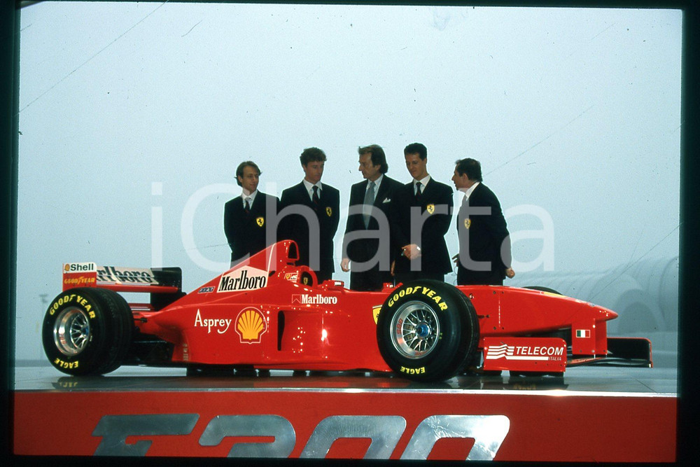 35mm vintage slide* 1990 ca FORMULA 1 Michael SCHUMACHER Pilota FERRARI (238)  Diapositiva d'epoca, in formato 35 mm.CONDIZIONI: GOODE' severamente vietata la riproduzione. Tutti i diritti sono riservati.Nella diapositiva ICharta mette in vendita, sul negozio eBay e in esclusiva sul sito "icharta" il proprio archivio composto da numerose diapositive e negativi fotografici d'epoca, tutti originali e autentici, che attraversano la storia del costume italiano tra gli la fine degli anni Sessanta e Novanta.Si tratta di uno sguardo inedito sull'attualit&agrave;, la politica, la vita quotidiana, il gossip e la cultura, che fotografa il cambiamento della nazione in quest'ultimo scorcio del XX secolo. Un'occasione unica per il mercato del collezionismo, che vede finalmente disponibile un archivio eccezionale per vastit&agrave;, tematiche e condizioni, in un settore (il negativo fotografico e la diapositiva) di assoluta novit&agrave; e dalle interessanti prospettive di investimento.  FAIR/discreto   originale e autentica 1