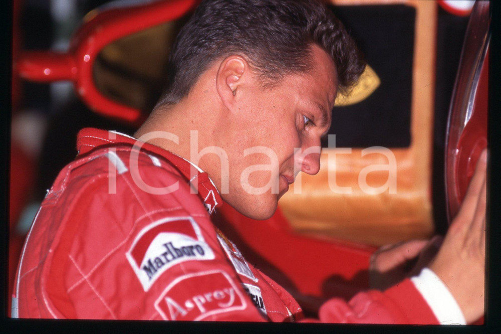 35mm vintage slide* 1990 ca FORMULA 1 Michael SCHUMACHER Pilota FERRARI (267)  Diapositiva d'epoca, in formato 35 mm.CONDIZIONI: GOODE' severamente vietata la riproduzione. Tutti i diritti sono riservati.Nella diapositiva ICharta mette in vendita, sul negozio eBay e in esclusiva sul sito "icharta" il proprio archivio composto da numerose diapositive e negativi fotografici d'epoca, tutti originali e autentici, che attraversano la storia del costume italiano tra gli la fine degli anni Sessanta e Novanta.Si tratta di uno sguardo inedito sull'attualit&agrave;, la politica, la vita quotidiana, il gossip e la cultura, che fotografa il cambiamento della nazione in quest'ultimo scorcio del XX secolo. Un'occasione unica per il mercato del collezionismo, che vede finalmente disponibile un archivio eccezionale per vastit&agrave;, tematiche e condizioni, in un settore (il negativo fotografico e la diapositiva) di assoluta novit&agrave; e dalle interessanti prospettive di investimento.  FAIR/discreto   originale e autentica 1