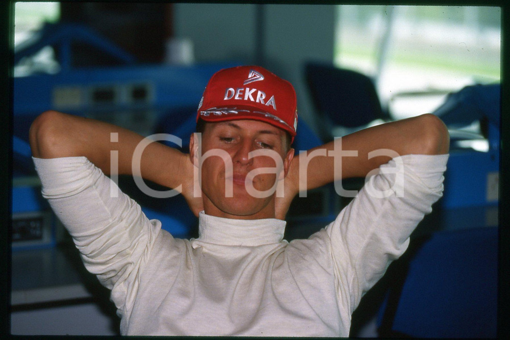 35mm vintage slide* 1990 ca FORMULA 1 Michael SCHUMACHER Pilota FERRARI (269)  Diapositiva d'epoca, in formato 35 mm.CONDIZIONI: GOODE' severamente vietata la riproduzione. Tutti i diritti sono riservati.Nella diapositiva ICharta mette in vendita, sul negozio eBay e in esclusiva sul sito "icharta" il proprio archivio composto da numerose diapositive e negativi fotografici d'epoca, tutti originali e autentici, che attraversano la storia del costume italiano tra gli la fine degli anni Sessanta e Novanta.Si tratta di uno sguardo inedito sull'attualit&agrave;, la politica, la vita quotidiana, il gossip e la cultura, che fotografa il cambiamento della nazione in quest'ultimo scorcio del XX secolo. Un'occasione unica per il mercato del collezionismo, che vede finalmente disponibile un archivio eccezionale per vastit&agrave;, tematiche e condizioni, in un settore (il negativo fotografico e la diapositiva) di assoluta novit&agrave; e dalle interessanti prospettive di investimento.  FAIR/discreto   originale e autentica 1