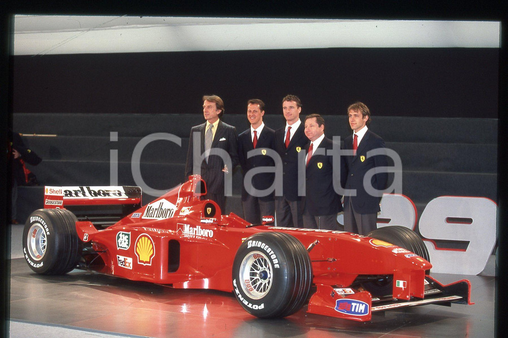 35mm vintage slide* 1990 ca FORMULA 1 Michael SCHUMACHER SCUDERIA FERRARI (272)  Diapositiva d'epoca, in formato 35 mm.CONDIZIONI: GOODE' severamente vietata la riproduzione. Tutti i diritti sono riservati.Nella diapositiva ICharta mette in vendita, sul negozio eBay e in esclusiva sul sito "icharta" il proprio archivio composto da numerose diapositive e negativi fotografici d'epoca, tutti originali e autentici, che attraversano la storia del costume italiano tra gli la fine degli anni Sessanta e Novanta.Si tratta di uno sguardo inedito sull'attualit&agrave;, la politica, la vita quotidiana, il gossip e la cultura, che fotografa il cambiamento della nazione in quest'ultimo scorcio del XX secolo. Un'occasione unica per il mercato del collezionismo, che vede finalmente disponibile un archivio eccezionale per vastit&agrave;, tematiche e condizioni, in un settore (il negativo fotografico e la diapositiva) di assoluta novit&agrave; e dalle interessanti prospettive di investimento.  FAIR/discreto   originale e autentica 1